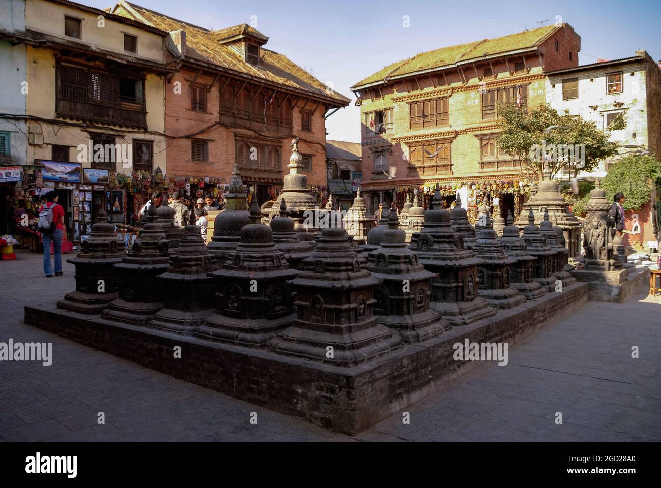 Kathmandu, Nepal - Dezember 28,2011: mittelalterlichen Gebäuden und Swayambhunath Stupa in der Tempelanlage umgebenden Strukturen Stockfoto