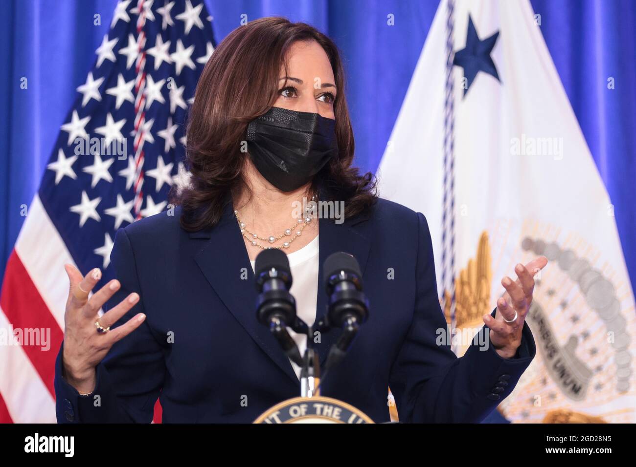 Washington, DC. August 2001. Die US-Vizepräsidentin Kamala Harris spricht am Dienstag, den 10. August 20010, im Unity Health Cares Brentwood Health Center in Washington, DC über die Erschwinglichkeit der Gesundheitsversorgung. Quelle: Oliver Contreras/Pool via CNP/dpa/Alamy Live News Stockfoto