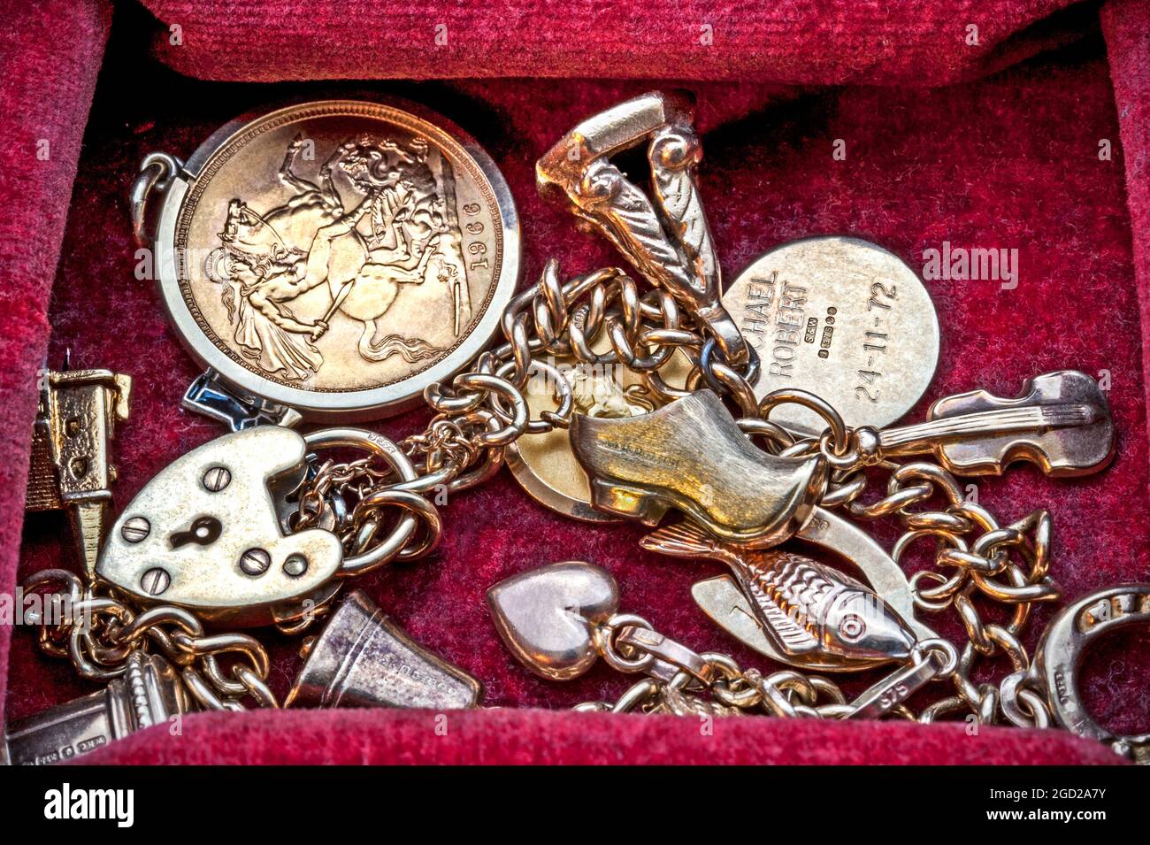 GOLD Alte Schrott ungenutzte Goldschmuck, darunter ein Half Sovereign in  Plüsch-Schmuckkachtel Stockfotografie - Alamy