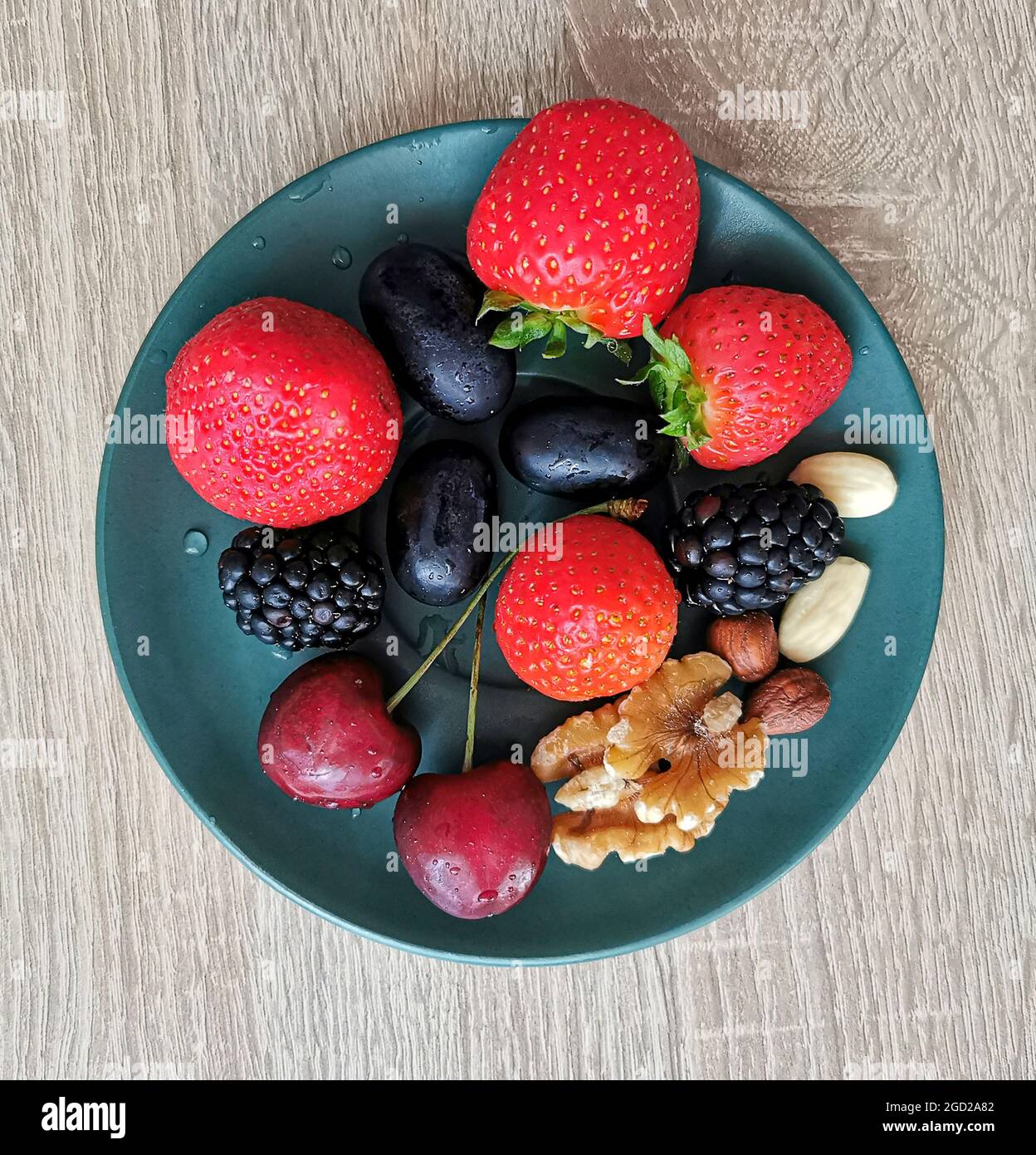 Frische, bunte Beeren und Nüsse sind die besten Snacks und Desserts Stockfoto