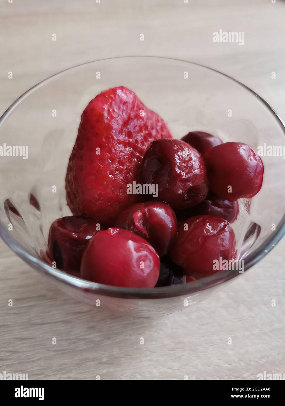 Frische rote Beeren: Kirschen und Erdbeeren Stockfoto