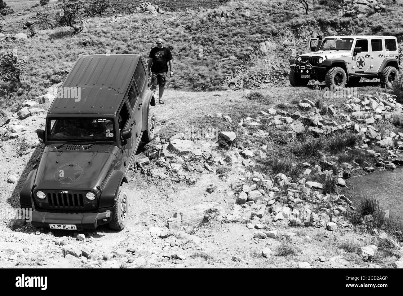 HARRISMI, SÜDAFRIKA - 06. Jan 2021: Eine Graustufenaufnahme des 4x4 Obstacle Trail im Camp Jeep in Harrismi, Südafrika Stockfoto
