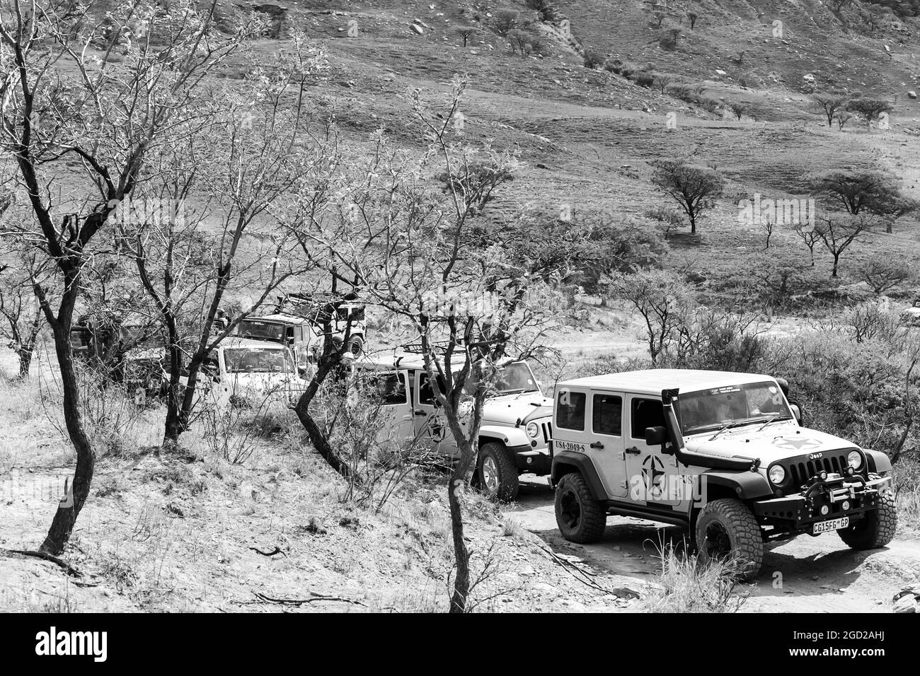 HARRISMI, SÜDAFRIKA - 06. Jan 2021: Eine Graustufenaufnahme des 4x4 Obstacle Trail im Camp Jeep in Harrismi, Südafrika Stockfoto