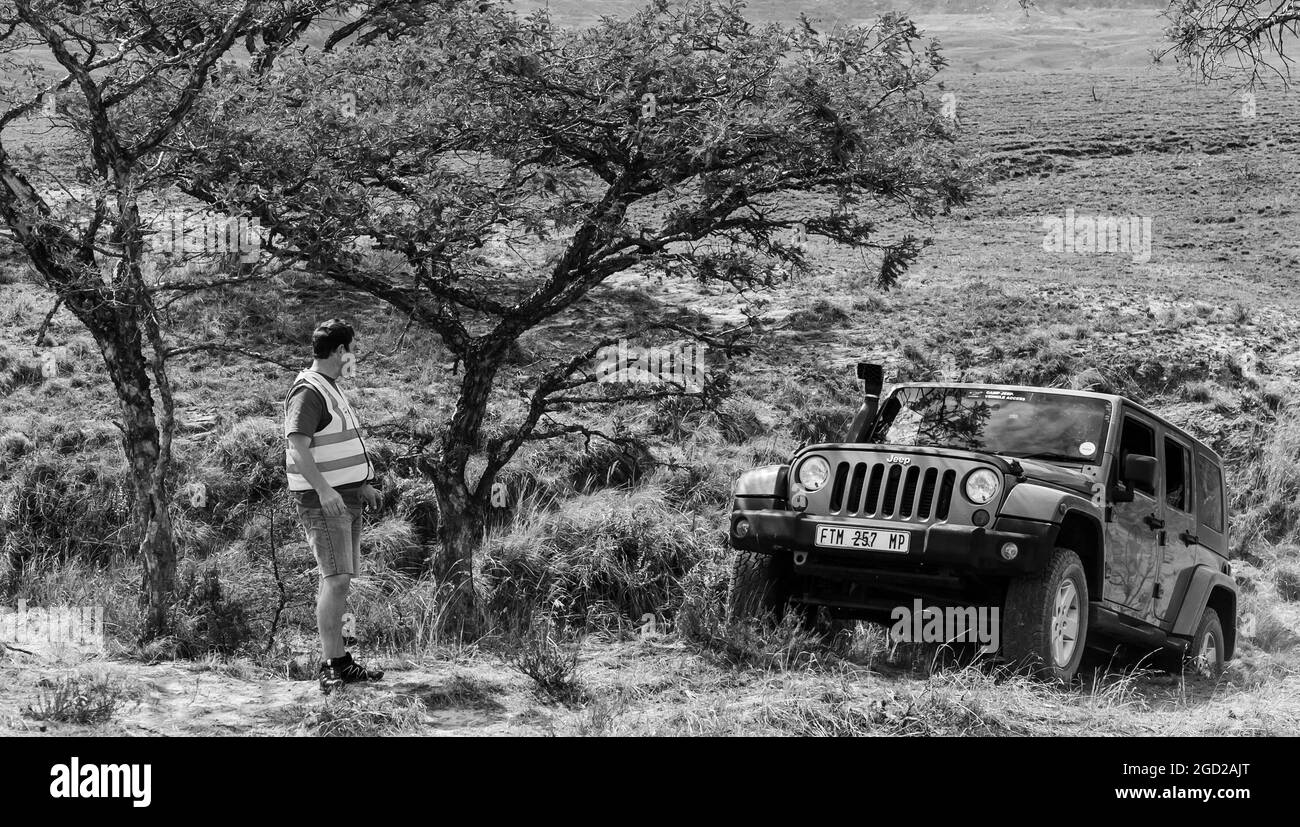 HARRISMI, SÜDAFRIKA - 06. Jan 2021: Eine Graustufenaufnahme des 4x4 Obstacle Trail im Camp Jeep in Harrismi, Südafrika Stockfoto