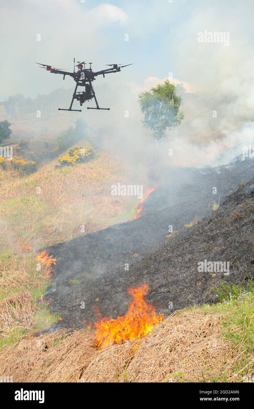 Zusammengesetztes Bild einer Drohne, die über einem Wildfeuer fliegt Stockfoto