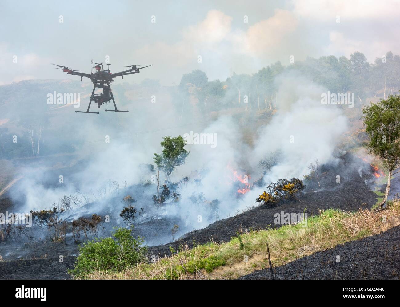 Zusammengesetztes Bild einer Drohne, die über einem Wildfeuer fliegt Stockfoto