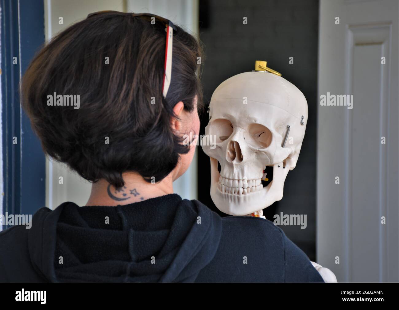 40-jährige Frau mit ihrem Skelett, das für Studien- und Bleistiftzeichnungen und Gemälde verwendet wurde Stockfoto