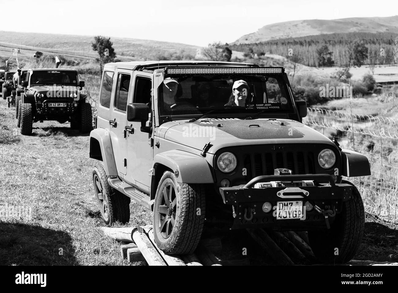 HARRISMI, SÜDAFRIKA - 06. Jan 2021: Eine Graustufenaufnahme des 4x4 Obstacle Trail im Camp Jeep in Harrismi, Südafrika Stockfoto
