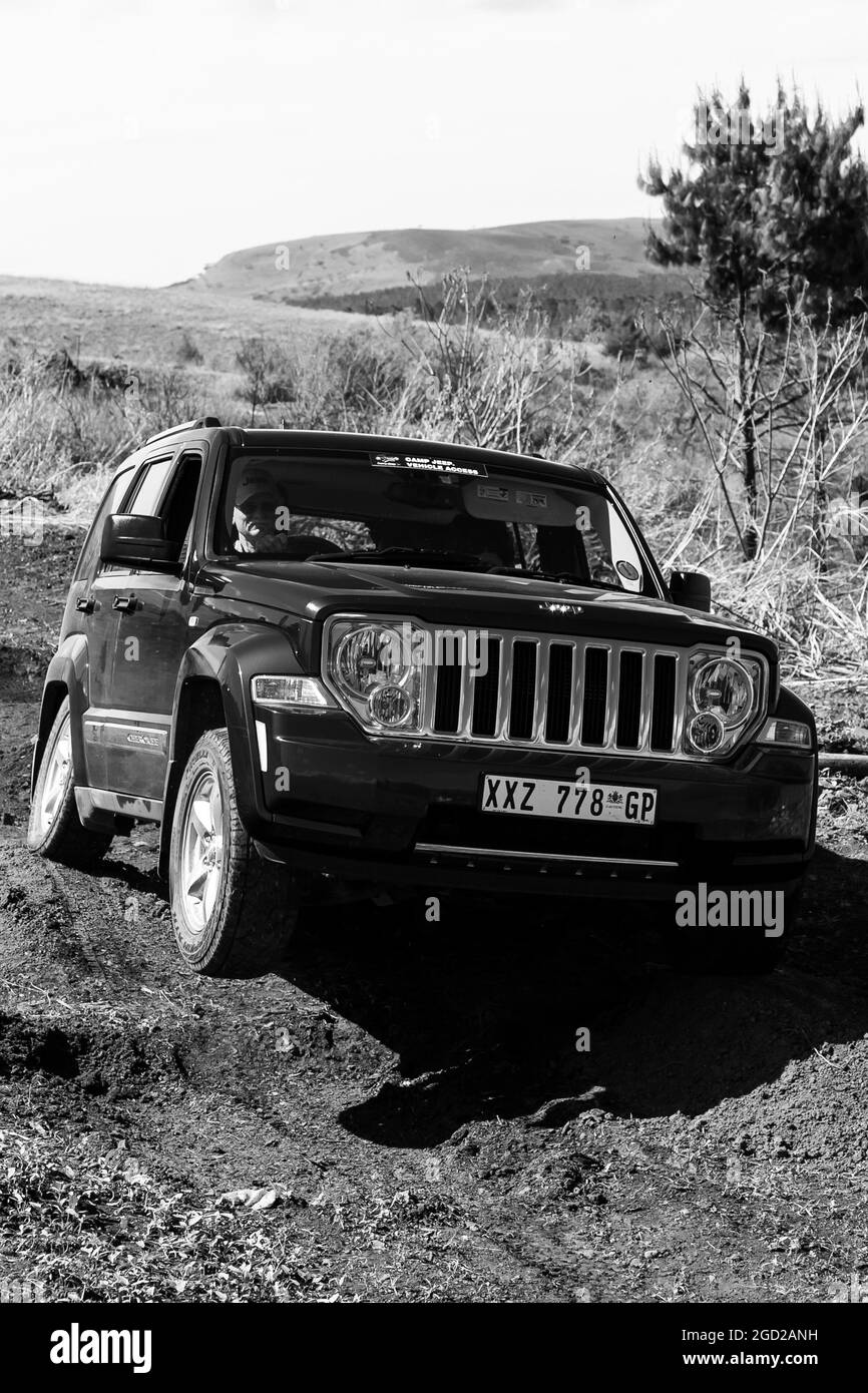 HARRISMI, SÜDAFRIKA - 06. Jan 2021: Eine Graustufenaufnahme des 4x4 Obstacle Trail im Camp Jeep in Harrismi, Südafrika Stockfoto