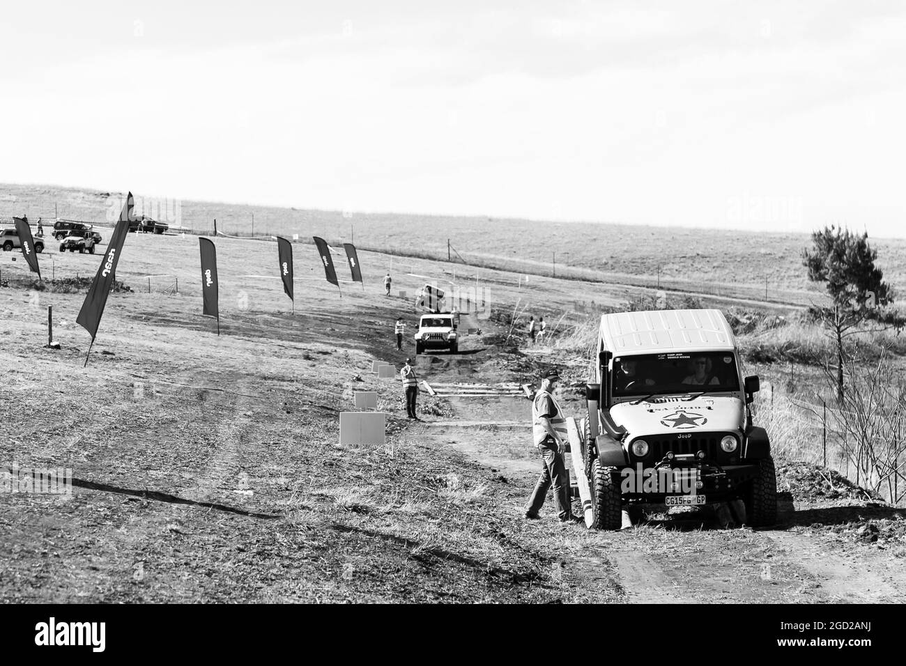 HARRISMI, SÜDAFRIKA - 06. Jan 2021: Eine Graustufenaufnahme des 4x4 Obstacle Trail im Camp Jeep in Harrismi, Südafrika Stockfoto