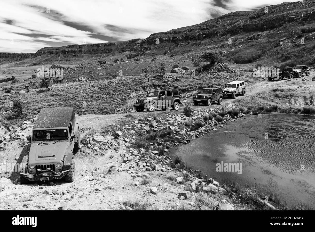 HARRISMI, SÜDAFRIKA - 06. Jan 2021: Eine Graustufenaufnahme des 4x4 Obstacle Trail im Camp Jeep in Harrismi, Südafrika Stockfoto