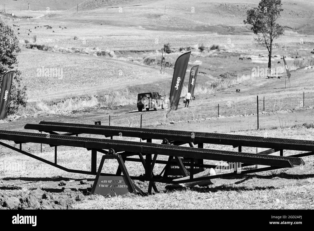 HARRISMI, SÜDAFRIKA - 06. Jan 2021: Eine Graustufenaufnahme des 4x4 Obstacle Trail im Camp Jeep in Harrismi, Südafrika Stockfoto