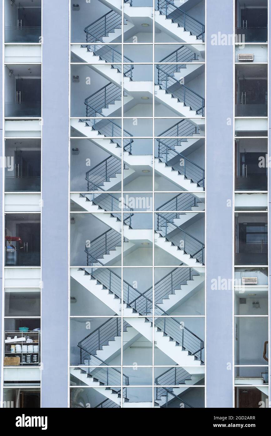 Notausgang Treppe im Gebäudeinneren. Blick von außen. Notausgang Treppe Stockfoto