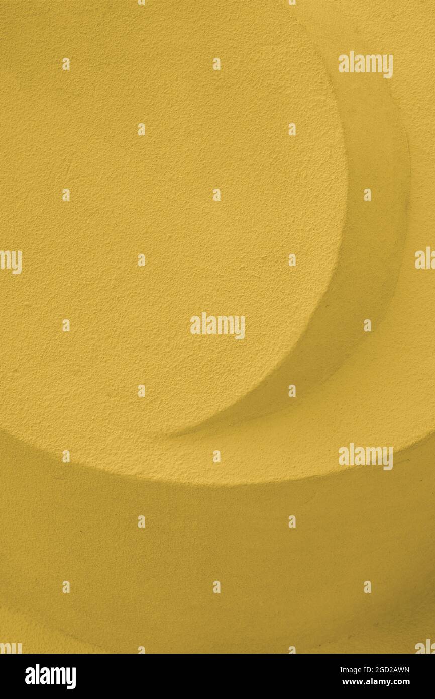 Abstrakte Steinskulptur Beton gelbe Farbe. Geprägtes Beton-Architekturdetail Stockfoto