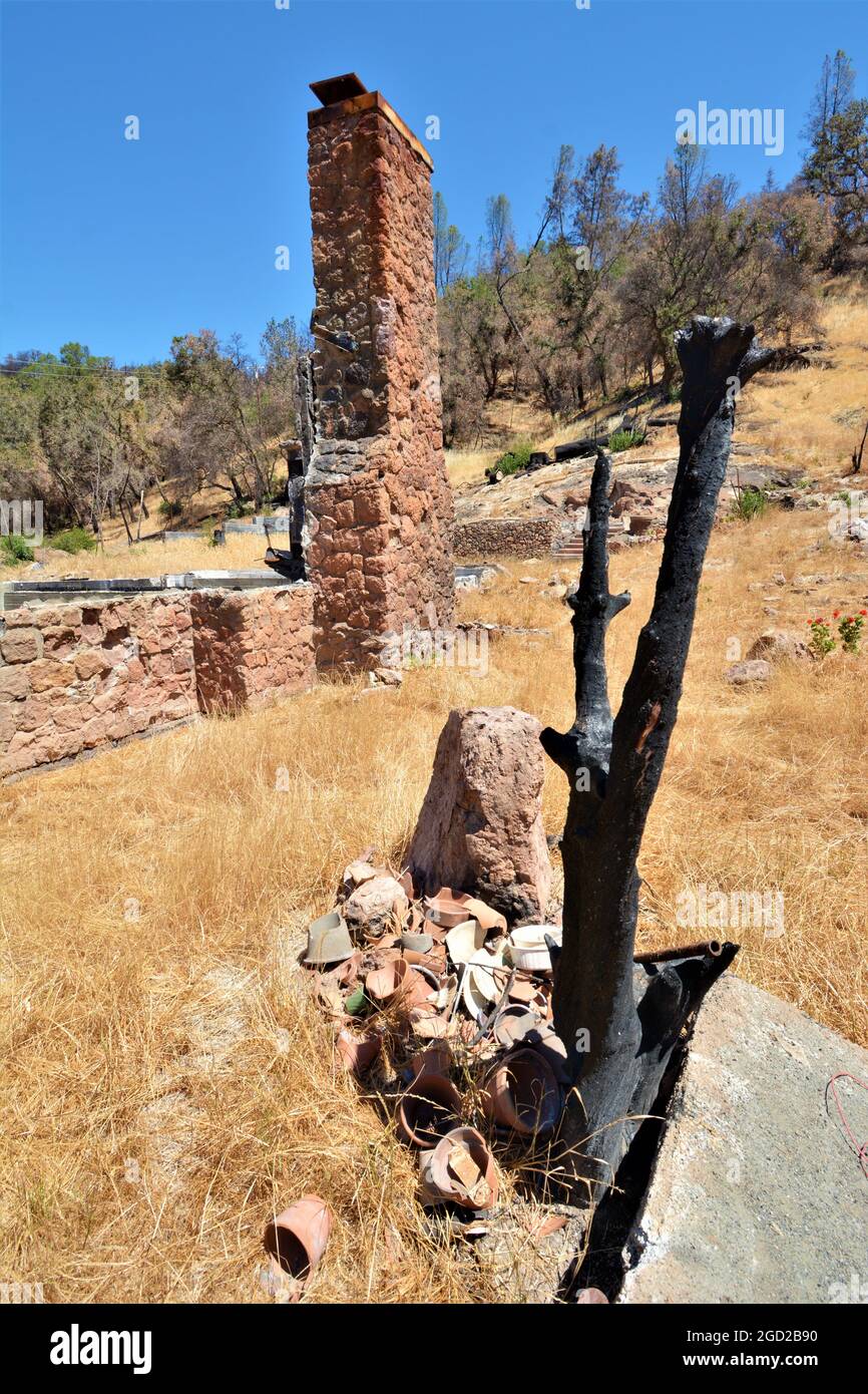 Anhaltende Ergebnisse von Napa Valley CA, USA, 19, Feuerhäuser nicht ersetzt, wenige Arbeiter aufgrund von Covid, also verbrannte Fundamente sind auf Silverado Trail üblich Stockfoto