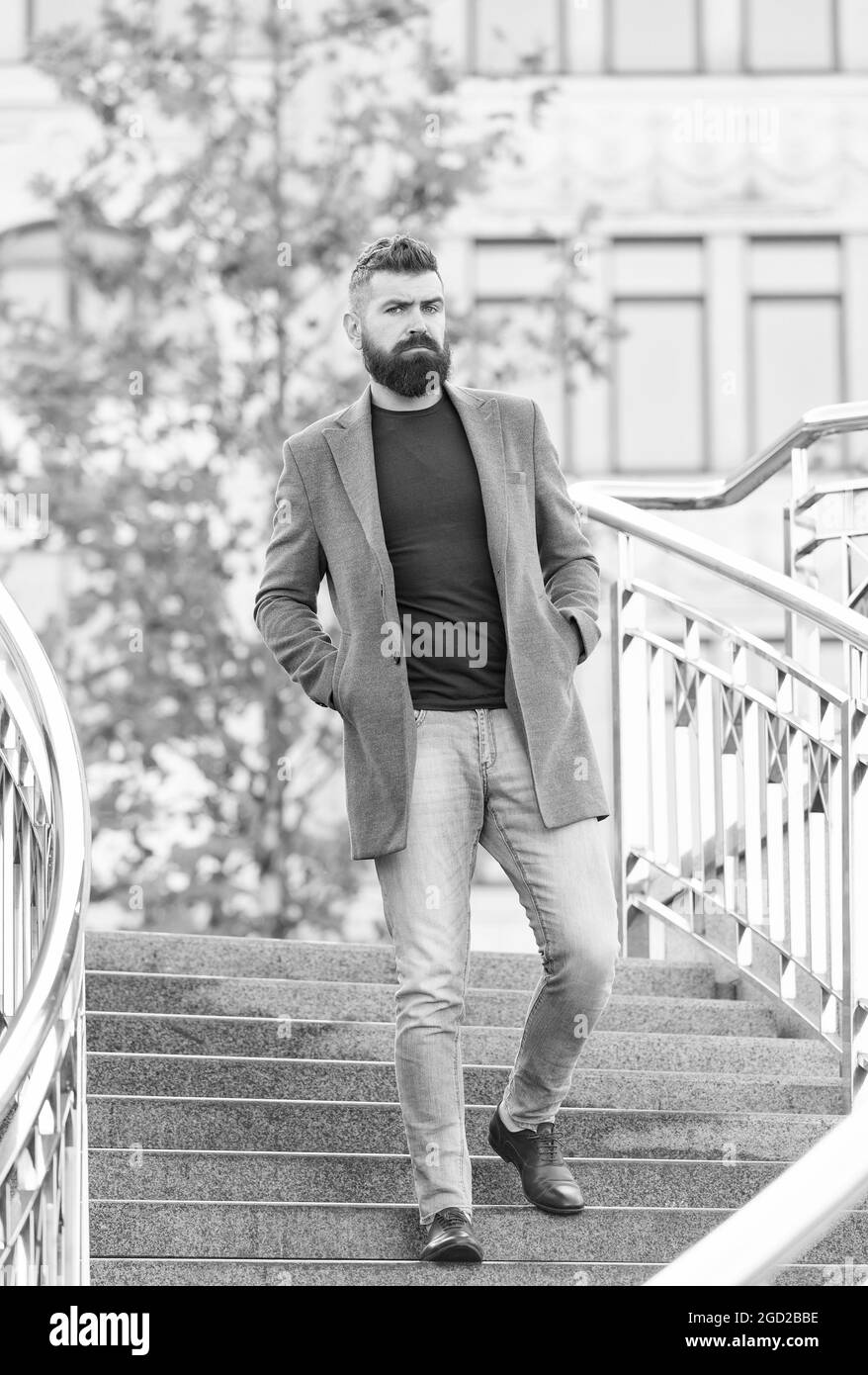 Bärtiger Hipster-Typ mit stylischer Friseurjacke und Jeans für Walking, Beauty und Fashion Stockfoto