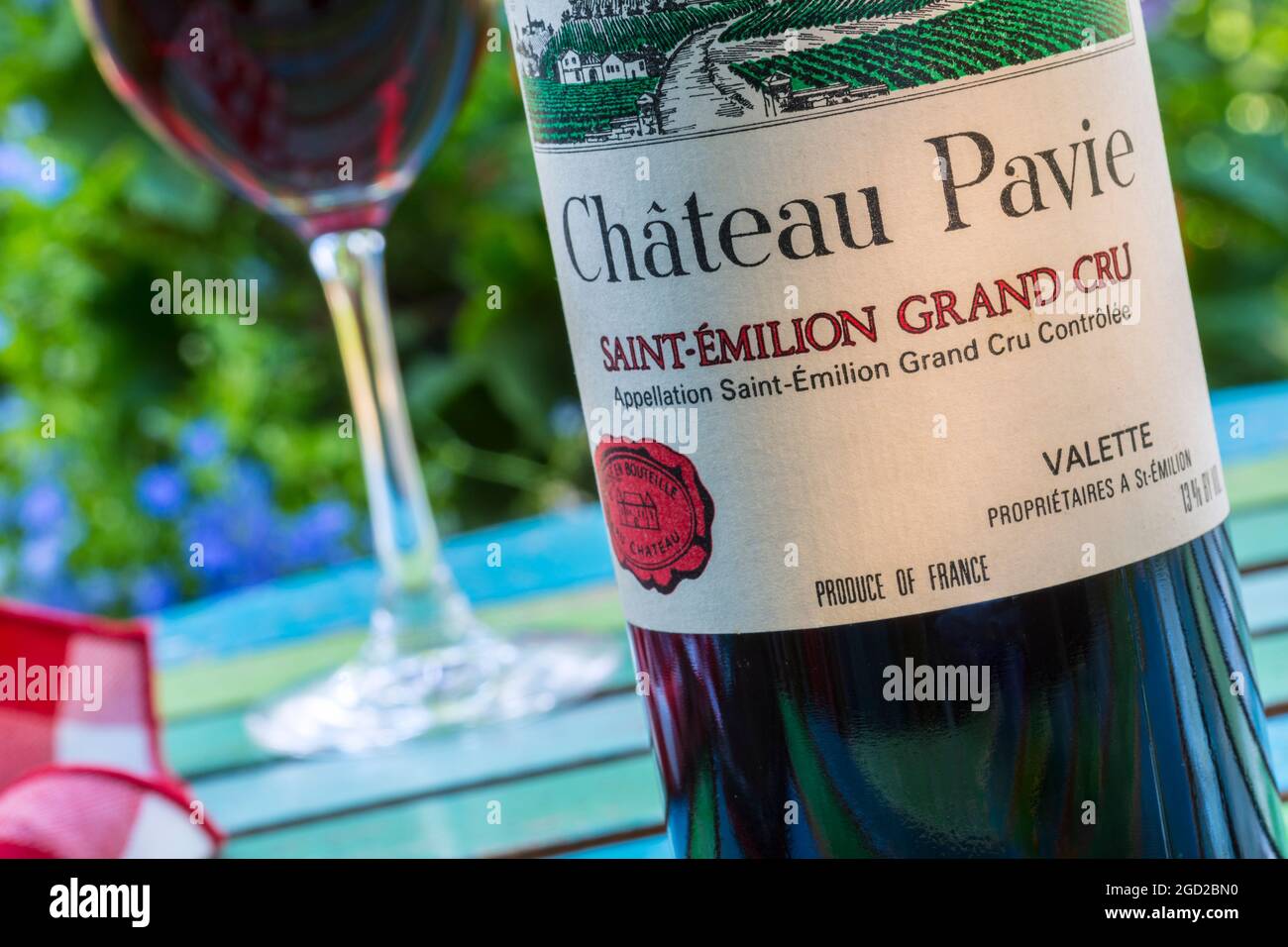 Chateau Pavie SAINT Émilion Flasche & Glas Grand Cru St-Emilion Bordeaux Französische Weinprobe im Freien auf dem Tisch auf der Gartenterrasse Stockfoto