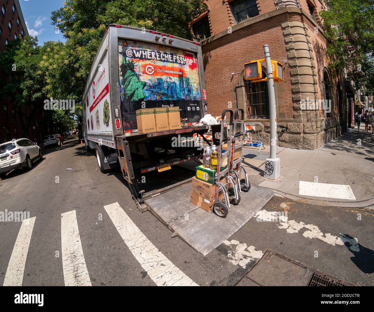 Lieferung von Restaurantartikeln in Nolita in New York am Freitag, den 6. August 2021. (© Richard B. Levine) Stockfoto