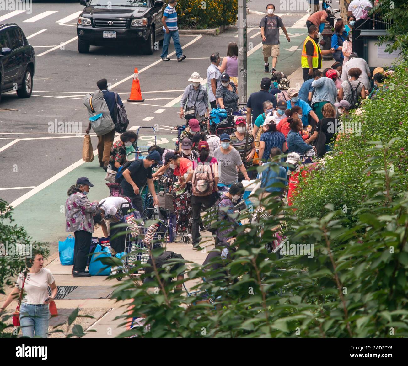 Hunderte tauschen ihre Großzügigkeit am Mittwoch, den 4. August 2021, vor der Speisekammer der Heiligen Apostel in Chelsea in New York aus. (© Richard B. Levine) Stockfoto