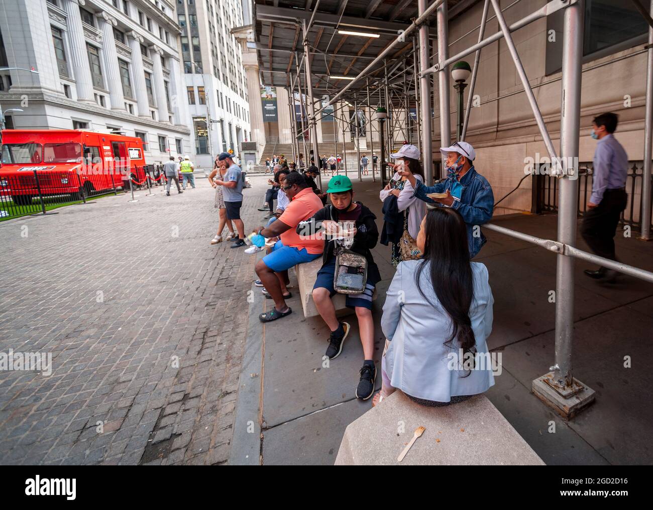 Touristen vor der New Yorker Börse am Donnerstag, den 5. August 2021, nutzen am ersten Tag des öffentlichen Handels der Weber Inc., einem Hersteller von Fi Grills, einem Grundnahrungsmittel für Gartengrill, die von Weber Branded Food Trucks angeboten werden. (© Richard B. Levine) Stockfoto