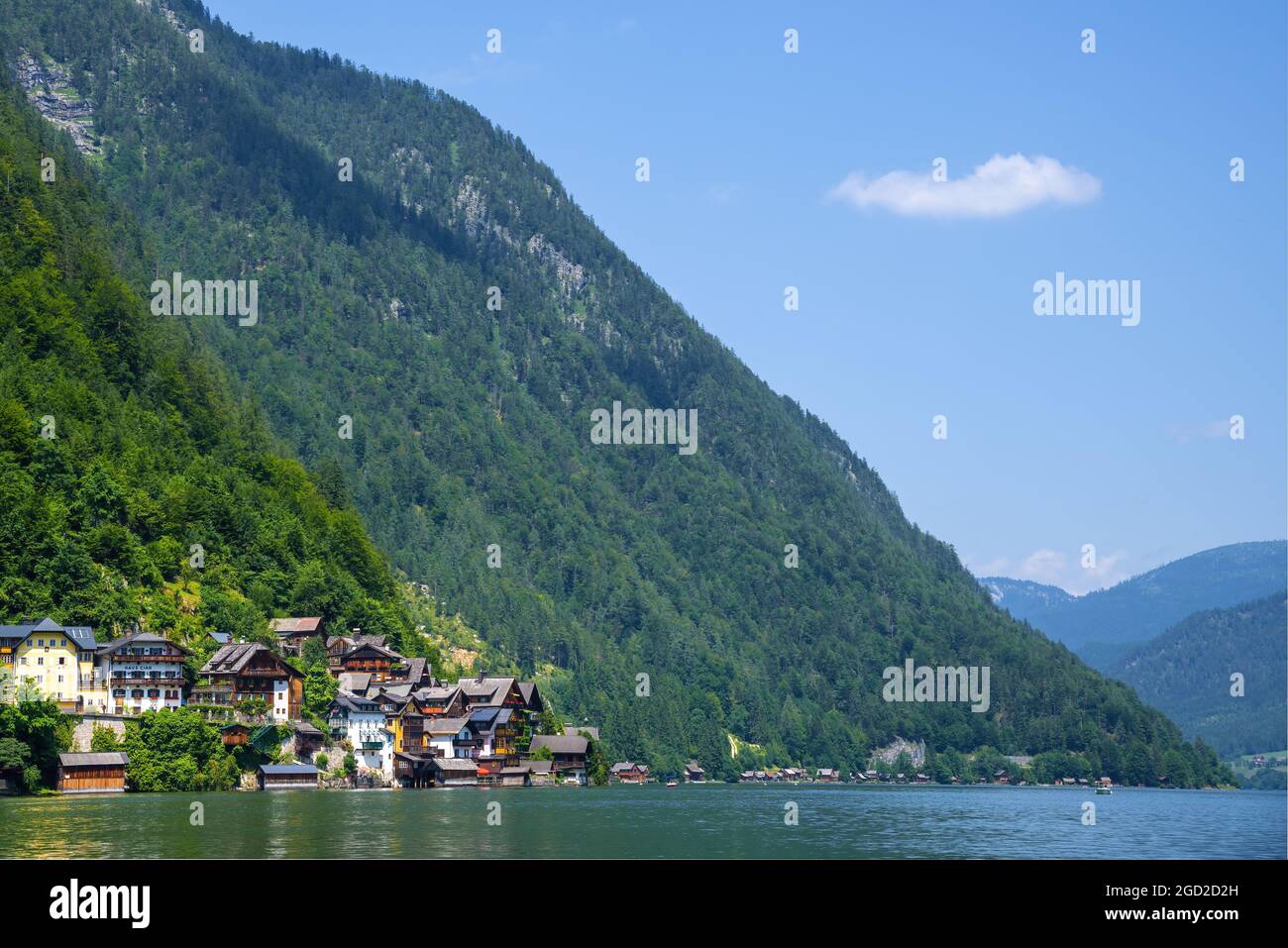 Hallstatt, Österreich ; EINE malerische Postkartenansicht des berühmten Dorfes Hallstatt, die sich in der Neuaufnahme im Hallstattersee widerspiegelt Stockfoto