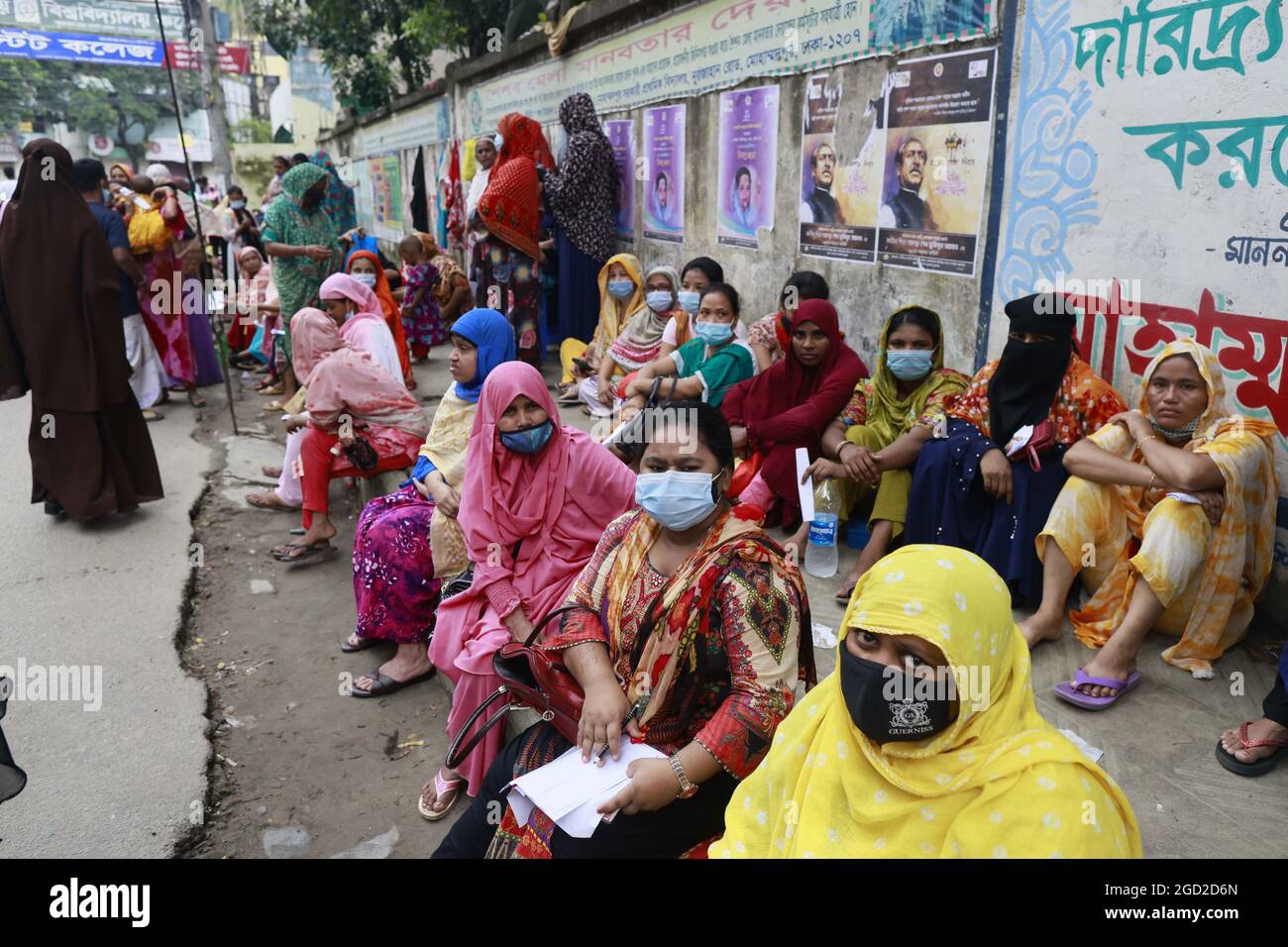 Dhaka, Bangladesch, 10. August 2021. Die Menschen warten in einer Schlange, um den Covid-19-Impfstoff in einem Impfzentrum zu erhalten, während die Regierung ihre Impfkampagne an die Basis in Dhaka, Bangladesch, am 10. August 2021, unternimmt. Nach Angaben der Regierung stieg die Zahl der entdeckten neuartigen Coronavirus-Fälle in Bangladesch am Dienstag auf 13,76,322 an, da 11,164 weitere Fälle gemeldet wurden, nachdem in den letzten 24 Stunden 47,424 Proben, einschließlich Schnellantigen-Tests, getestet wurden. Während dieses Zeitrekords starben 264 weitere Covid-19-Patienten, was die Gesamtzahl der Todesfälle im Land auf 23,161 erhöht. Foto von Suvra Kanti das/ABACAPRE Stockfoto