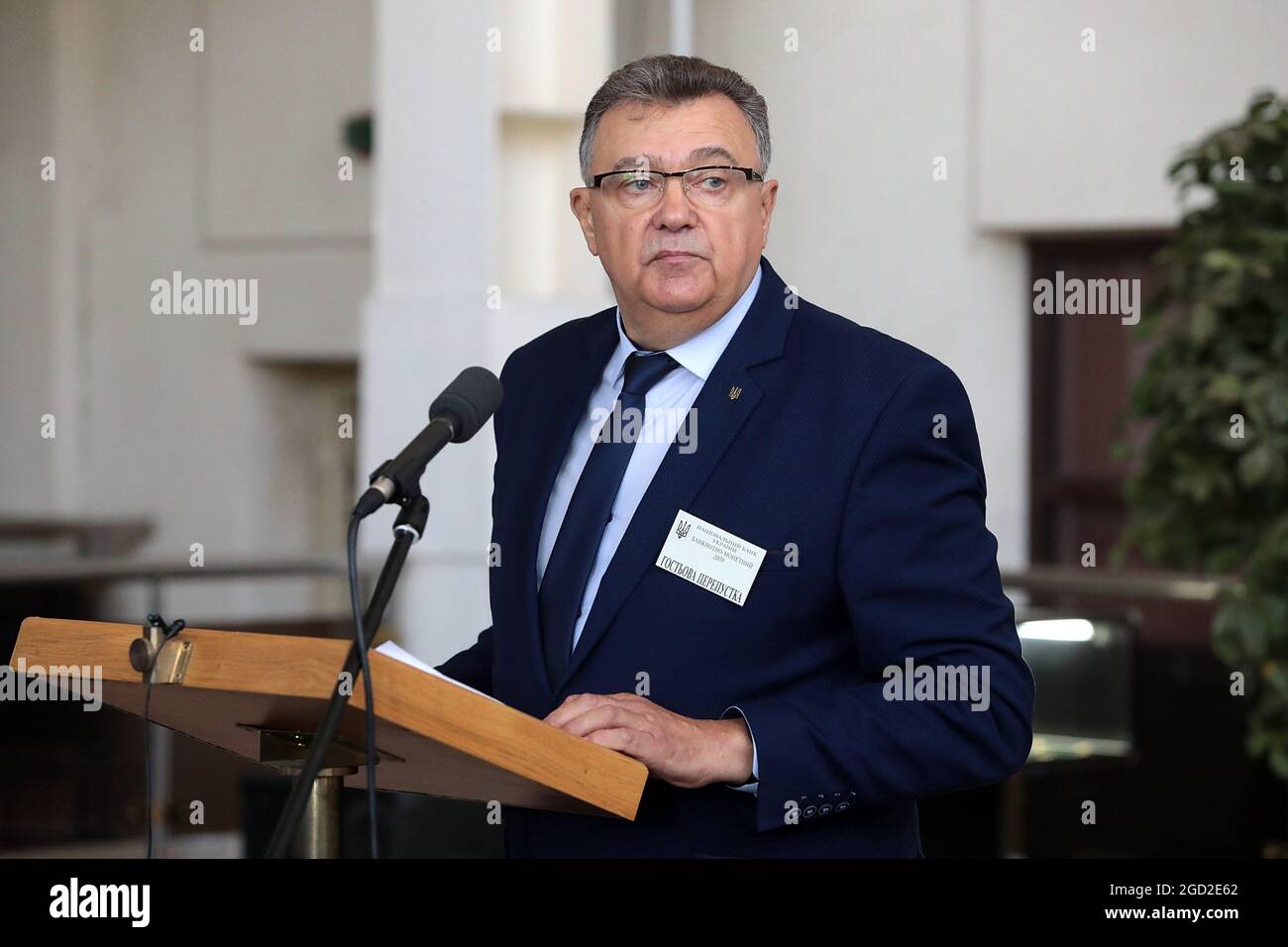 KIEW, UKRAINE - 10. AUGUST 2021 - Viktor Zaivenko, Direktor der Abteilung für Bargeldumwälzung der Nationalbank der Ukraine (NBU), spricht während der Stockfoto