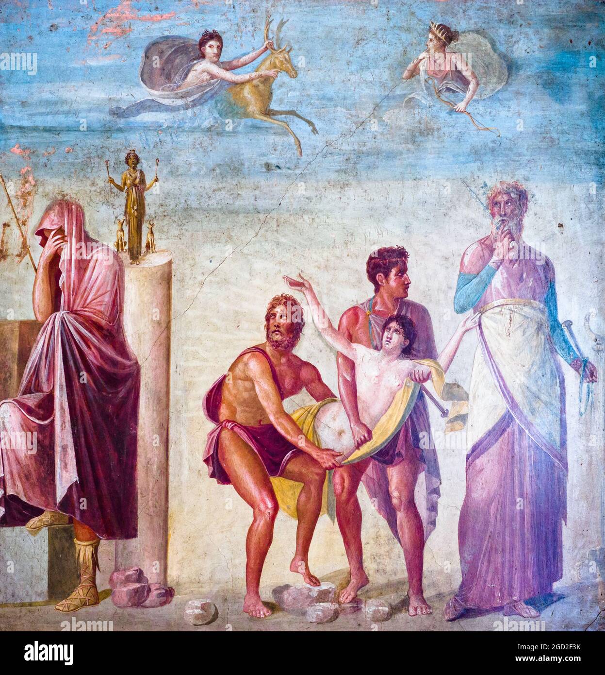Das Opfer von Iphigenia der Prophet Calchas, um die Reise der achäischen Schiffe nach Troja zu begünstigen, erlegt das Opfer von Iphigenia, in Anwesenheit ihres entsetzten Vaters Agamemnon, sowie Ulysses und Diomedes. Die Geschichte, inspiriert von Euripides' Iphigenie in Aulide, wird gelöst, indem das junge Mädchen durch einen Hirsch ersetzt wird, der von Artemis fresco Pompeji, Casa del Poeta Tragico (Haus des tragischen Dichters) 45-79 n. Chr. geschickt wurde Stockfoto