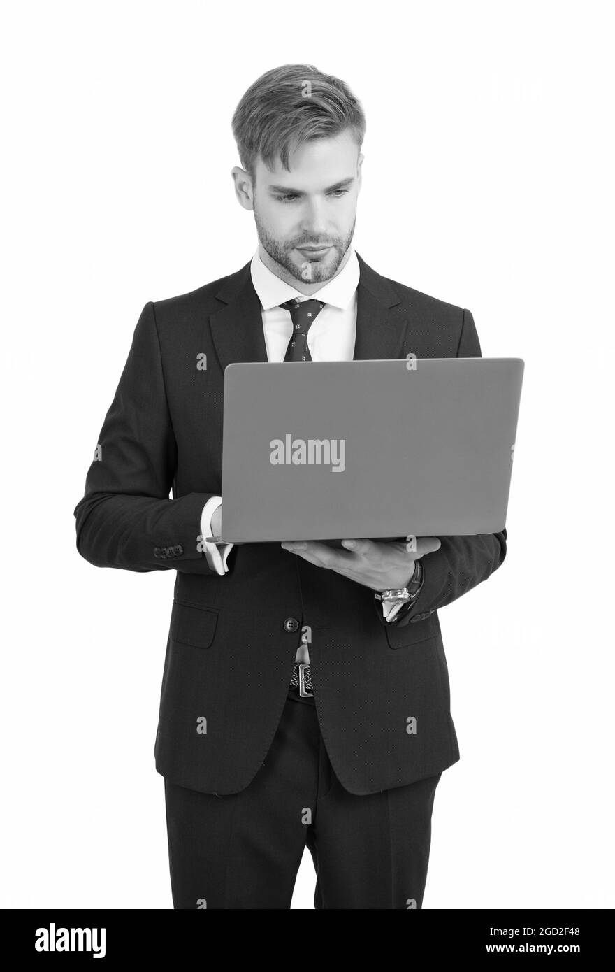 Programmiertechniker im formellen Stil Anzug verwenden Laptop für die Arbeit online, Computer Stockfoto