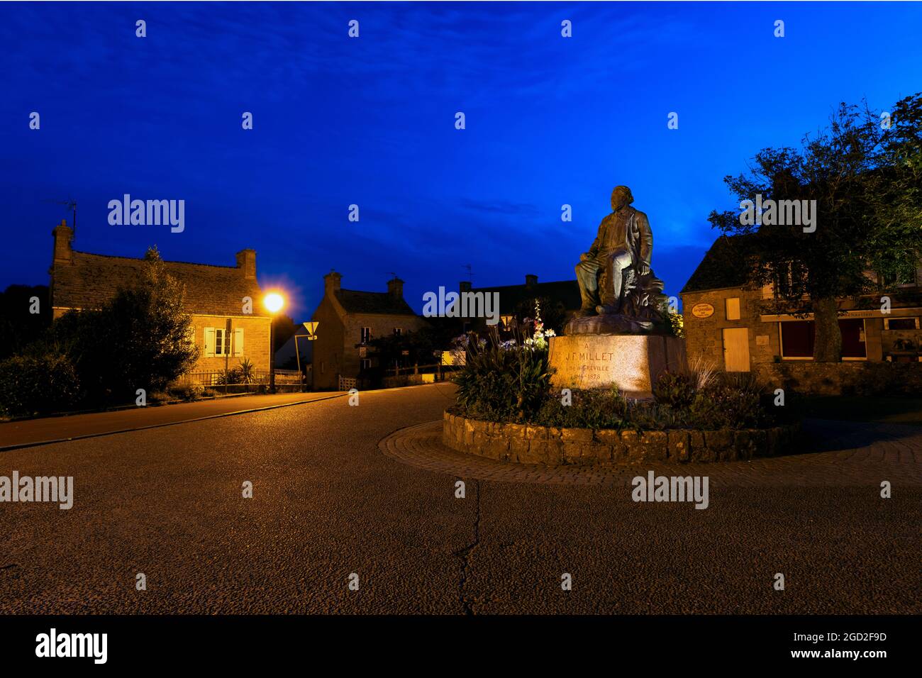 Die Statue des berühmten Malers Jean-François Millet in seiner Heimatstadt Gréville-Hague Stockfoto