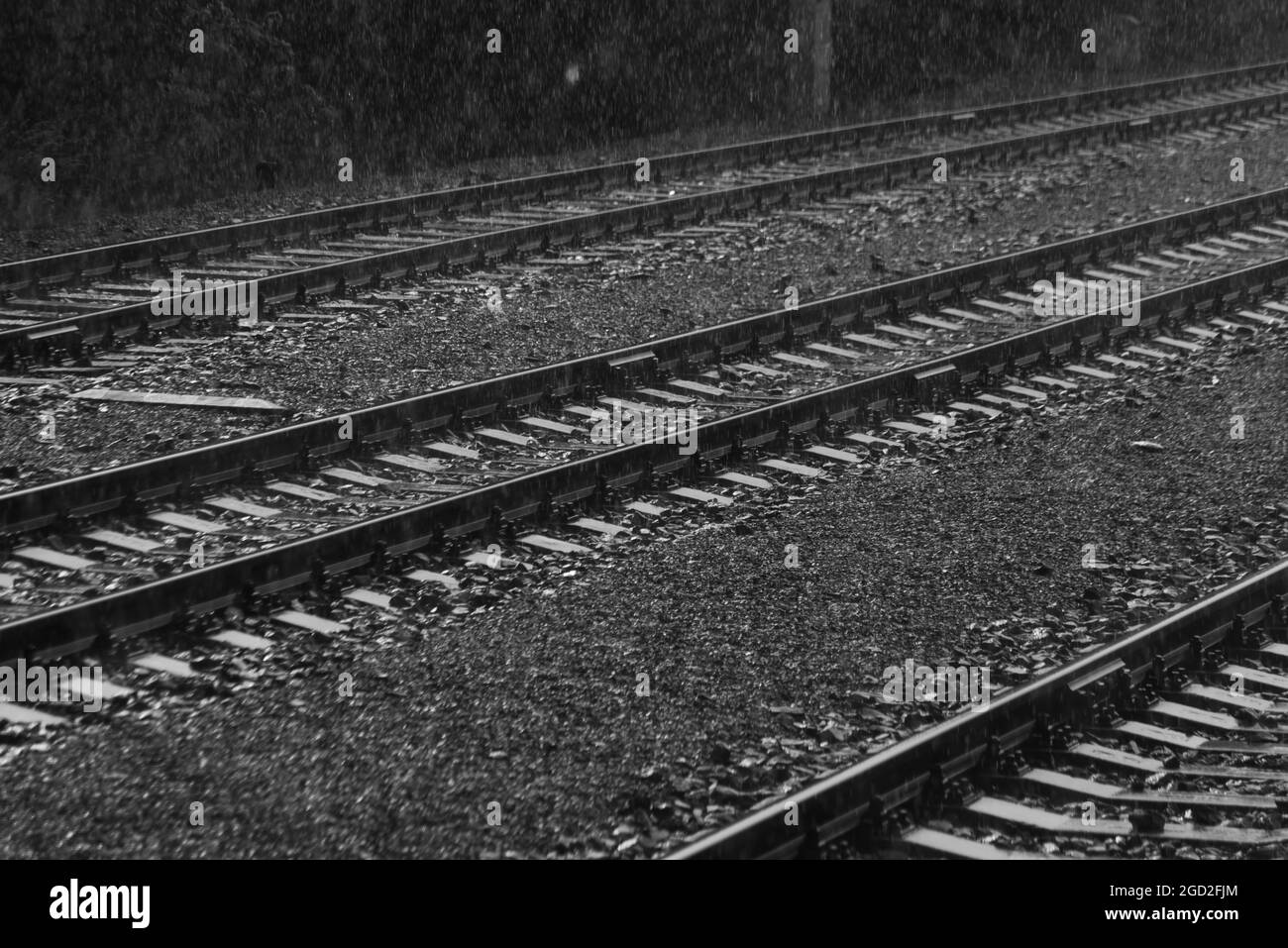 Elektrischer Motor und blauer Bus vom Fenster aus an einem dunklen regnerischen Sommertag Stockfoto