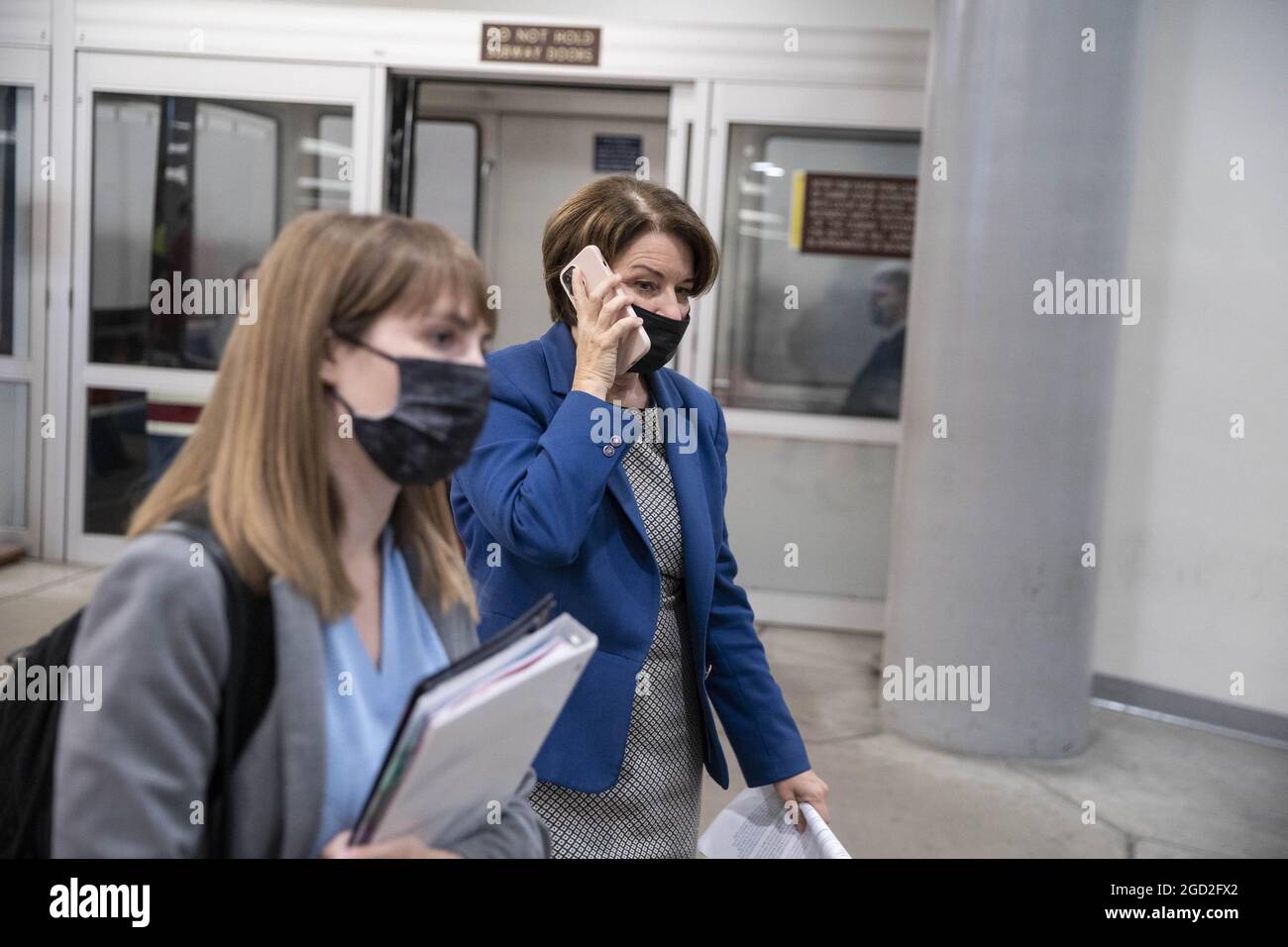 Washington, Usa. August 2021. Senatorin Amy Klobuchar, D-MN, geht durch die Senatsbahn des US-Kapitols, während der Senat am Dienstag, dem 10. August 2021, über das parteiübergreifende Infrastrukturgesetz in Washington, DC, abstimmt. Präsident Joe Biden wird heute Nachmittag im Weißen Haus den Infrastructure Investment and Jobs Act unterzeichnen. Foto von Sarah Silbiger/UPI Credit: UPI/Alamy Live News Stockfoto