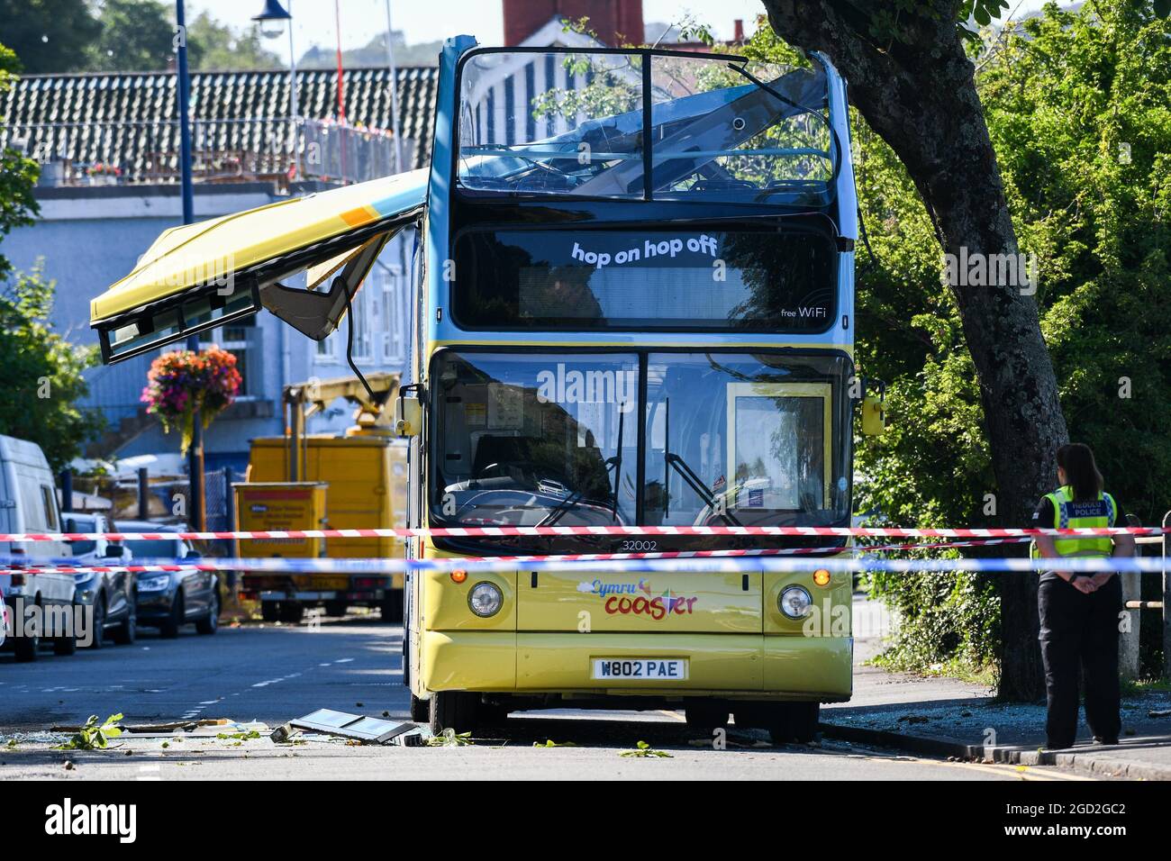 Die Szene des Busabsturzes in Mumbles in der Nähe von Swansea, bei dem ein Touristenbus sein Dach von einem Baum zerrissen hat. Es wurde ein größerer Notfallplan eingesetzt, aber es wird angenommen, dass es keine schweren Verletzungen gibt. Stockfoto