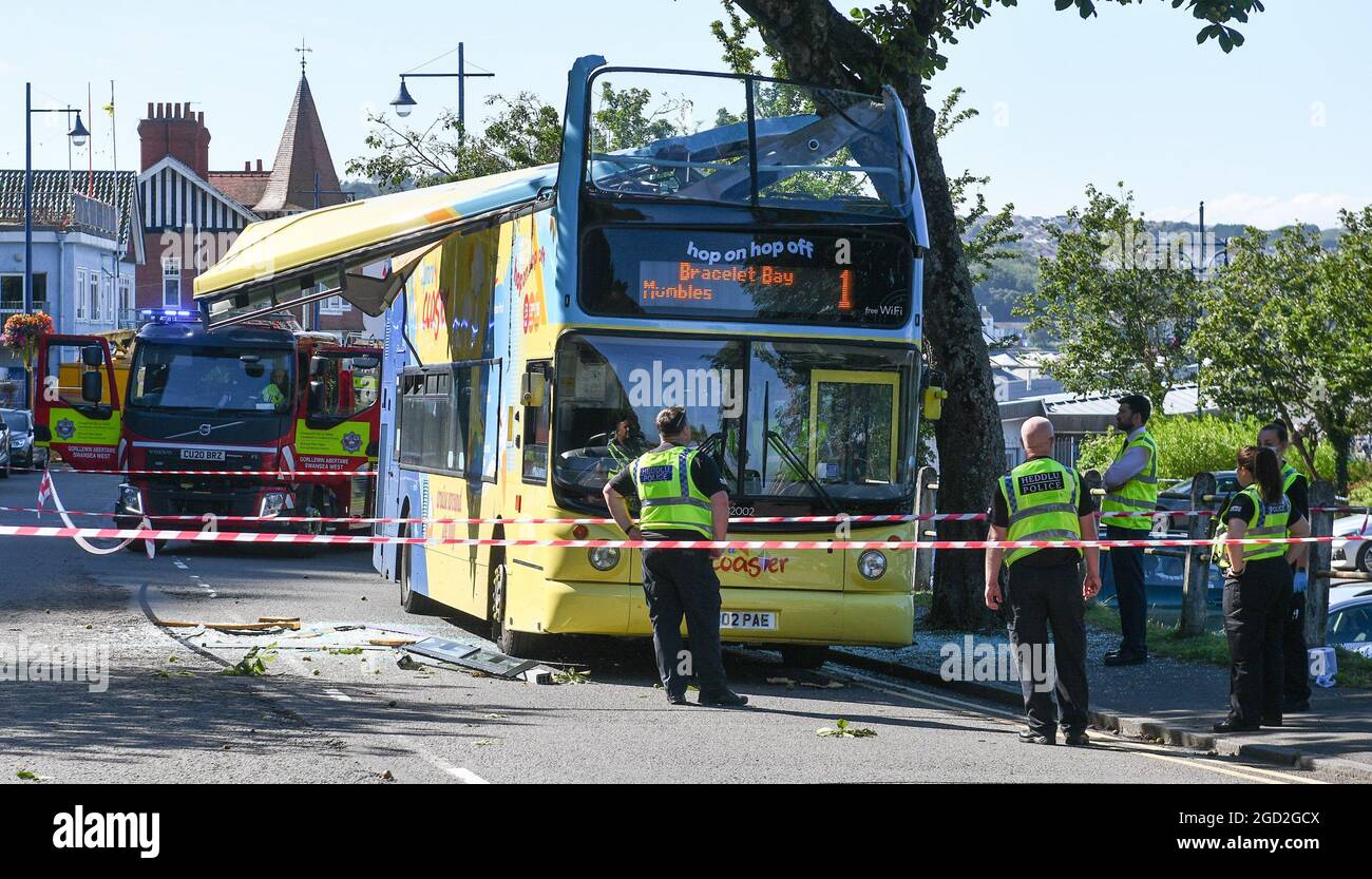 Die Szene des Busabsturzes in Mumbles in der Nähe von Swansea, bei dem ein Touristenbus sein Dach von einem Baum zerrissen hat. Es wurde ein größerer Notfallplan eingesetzt, aber es wird angenommen, dass es keine schweren Verletzungen gibt. Stockfoto