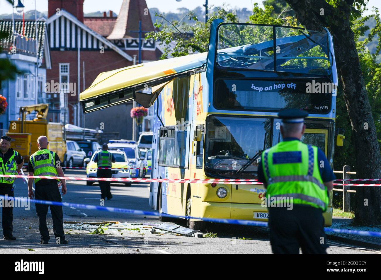 Die Szene des Busabsturzes in Mumbles in der Nähe von Swansea, bei dem ein Touristenbus sein Dach von einem Baum zerrissen hat. Es wurde ein größerer Notfallplan eingesetzt, aber es wird angenommen, dass es keine schweren Verletzungen gibt. Stockfoto