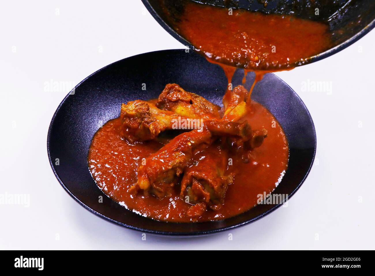 Langsam gekochtes indisches Lamm oder Hammelschenkelcury, auch bekannt als Nalli-rogan josh Stockfoto