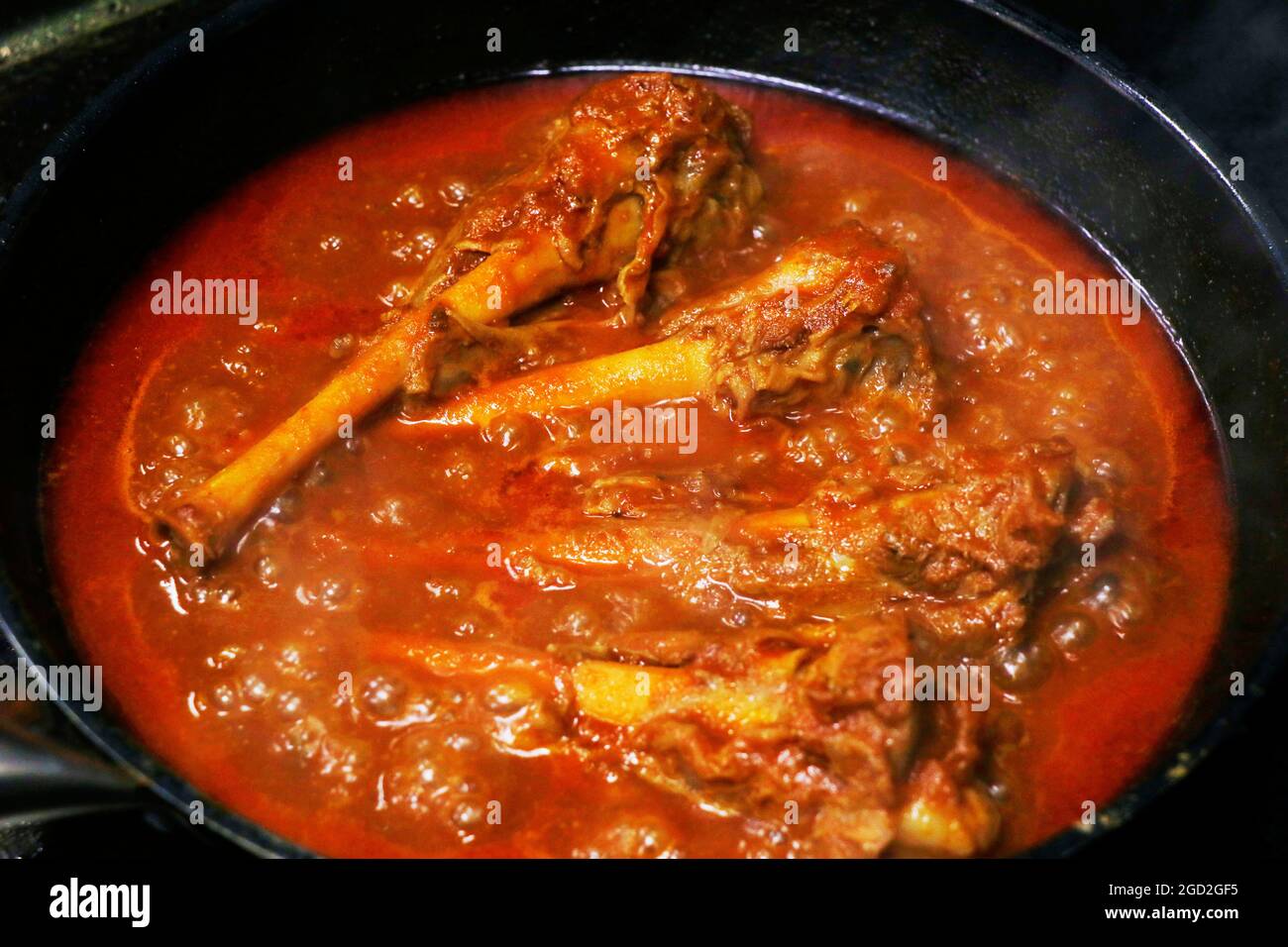 Langsam gekochtes indisches Lammschenkelcry, auch bekannt als Nalli-rogan josh Stockfoto