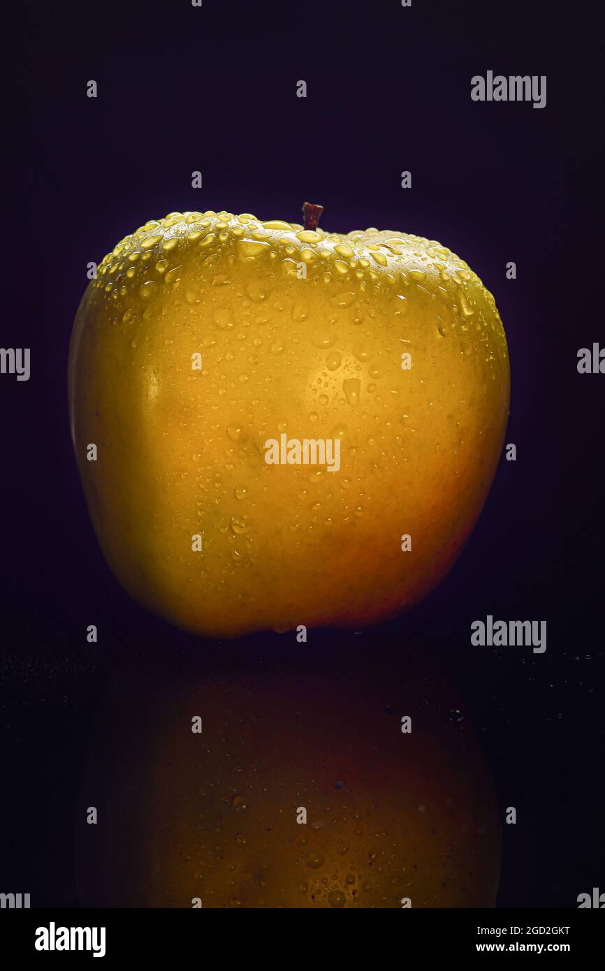 Apfel Mit Wassertropfen Auf Schwarzem Hintergrund Stockfotografie Alamy