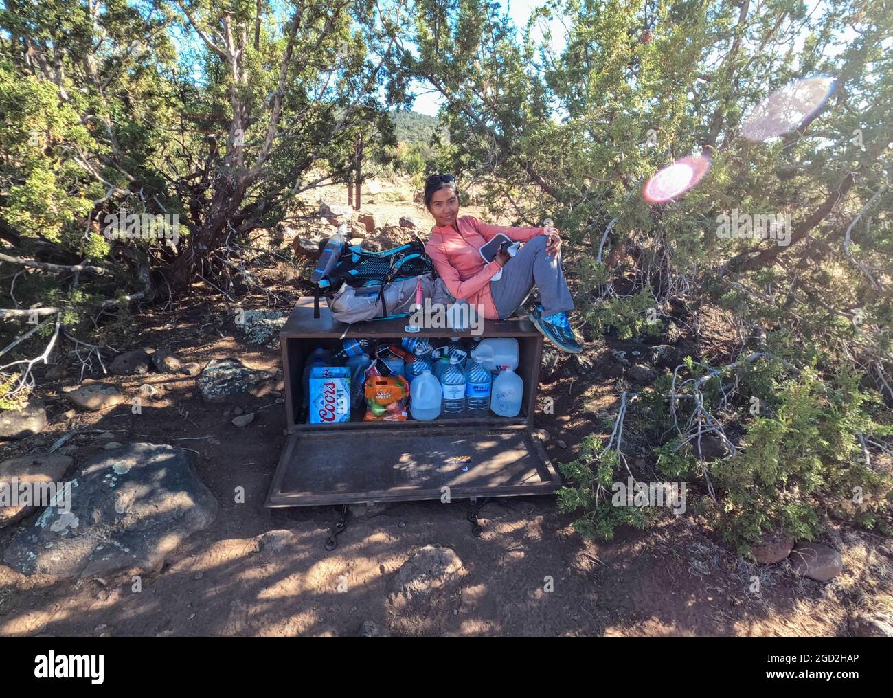Nachschub-Box und Wasserspeicher auf dem Arizona Trail, Flagstaff, Arizona, USA Stockfoto