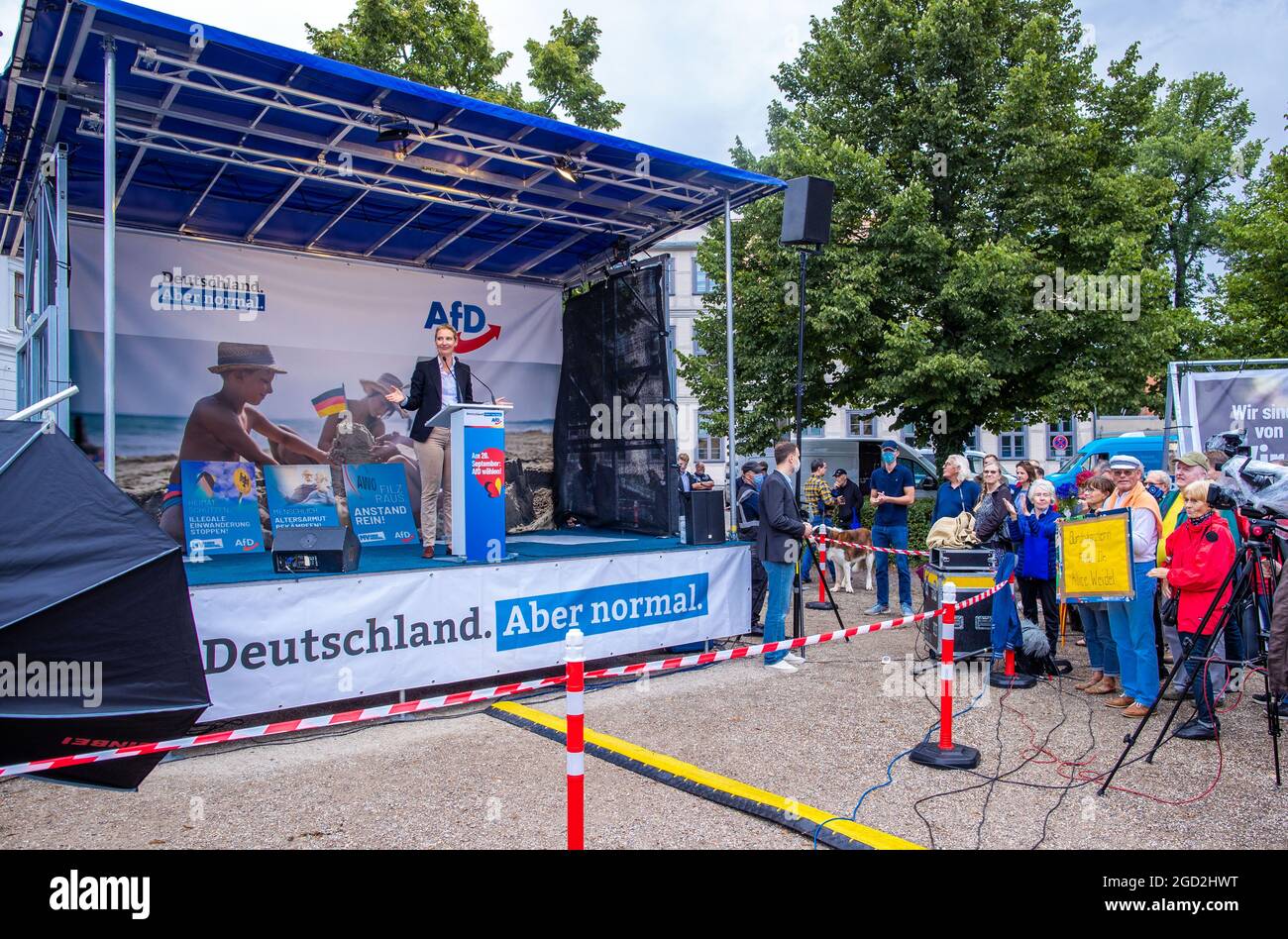 Schwerin, Deutschland. August 2021. Alice Weidel, die Spitzenkandidatin der AfD für die Bundestagswahl, spricht zu Beginn der Wahlkampftour der AfD. Die Partei kämpft mit dem Slogan "Deutschland. Aber normal.“ in den Wahlkampf. Quelle: Jens Büttner/dpa-Zentralbild/dpa/Alamy Live News Stockfoto