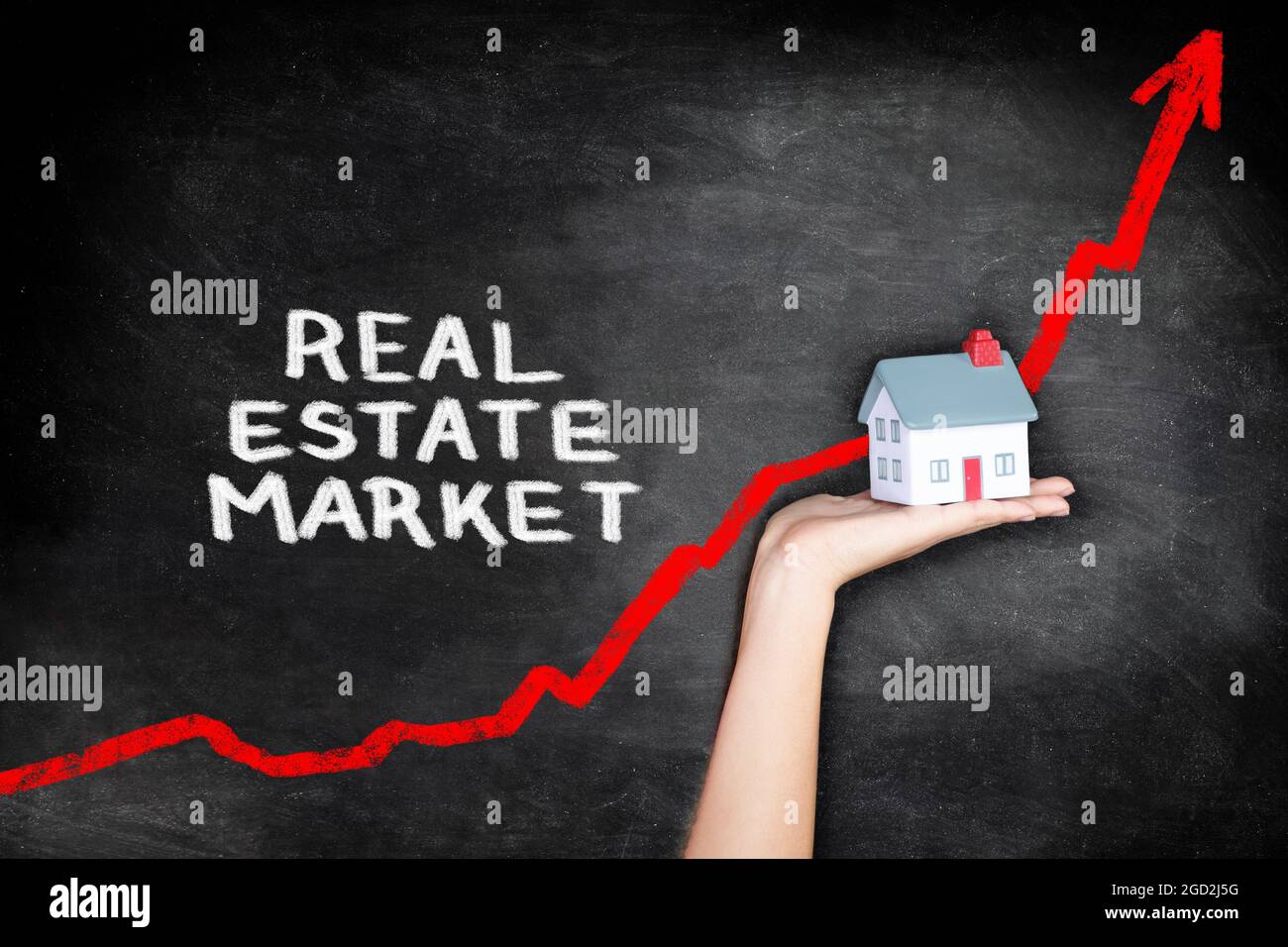 Inflation am Immobilienimmobilienmarkt. Roter Pfeil auf der Grafik zeigt den Anstieg der Häuserpreise in Kanada, Großbritannien, den USA und Australien. Ausleihe Stockfoto