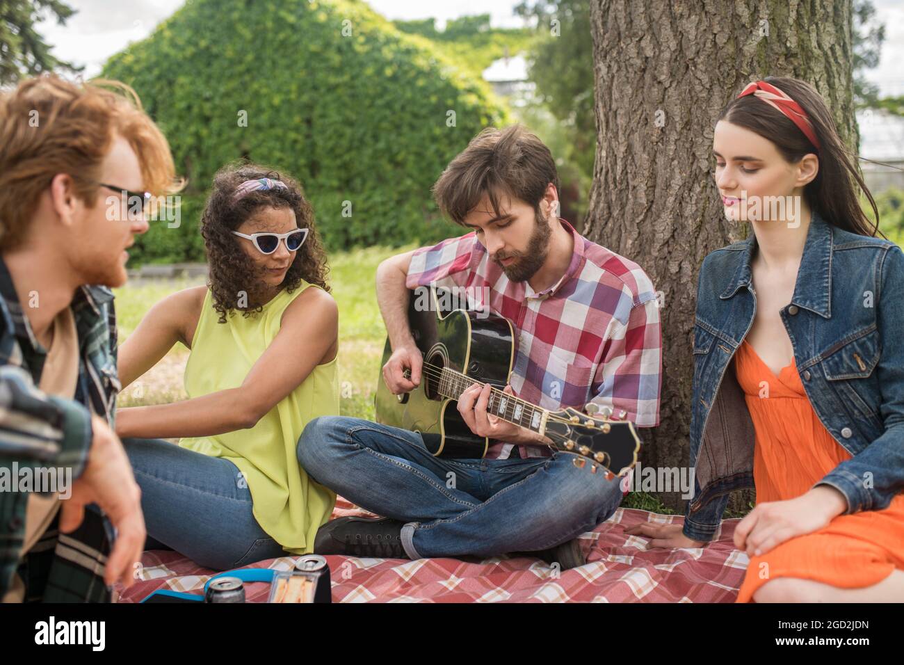 Romantische junge Menschen mit Gitarre in der Natur Stockfoto
