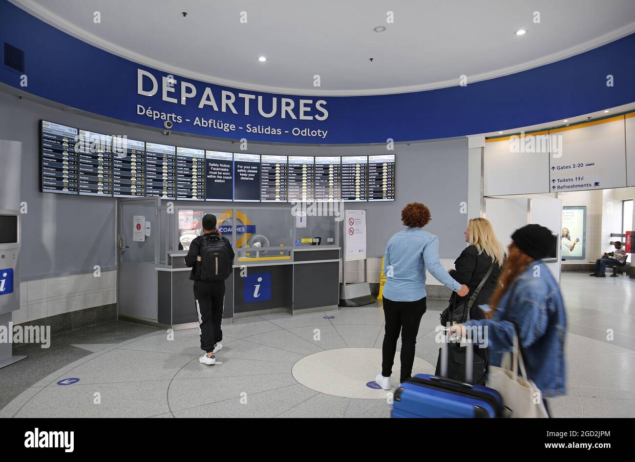 Neu renovierte Eingangshalle am Victoria Coach Station, London, Großbritannien. Zeigt die elektronische Abflugtafel und das Informationsbüro. Stockfoto