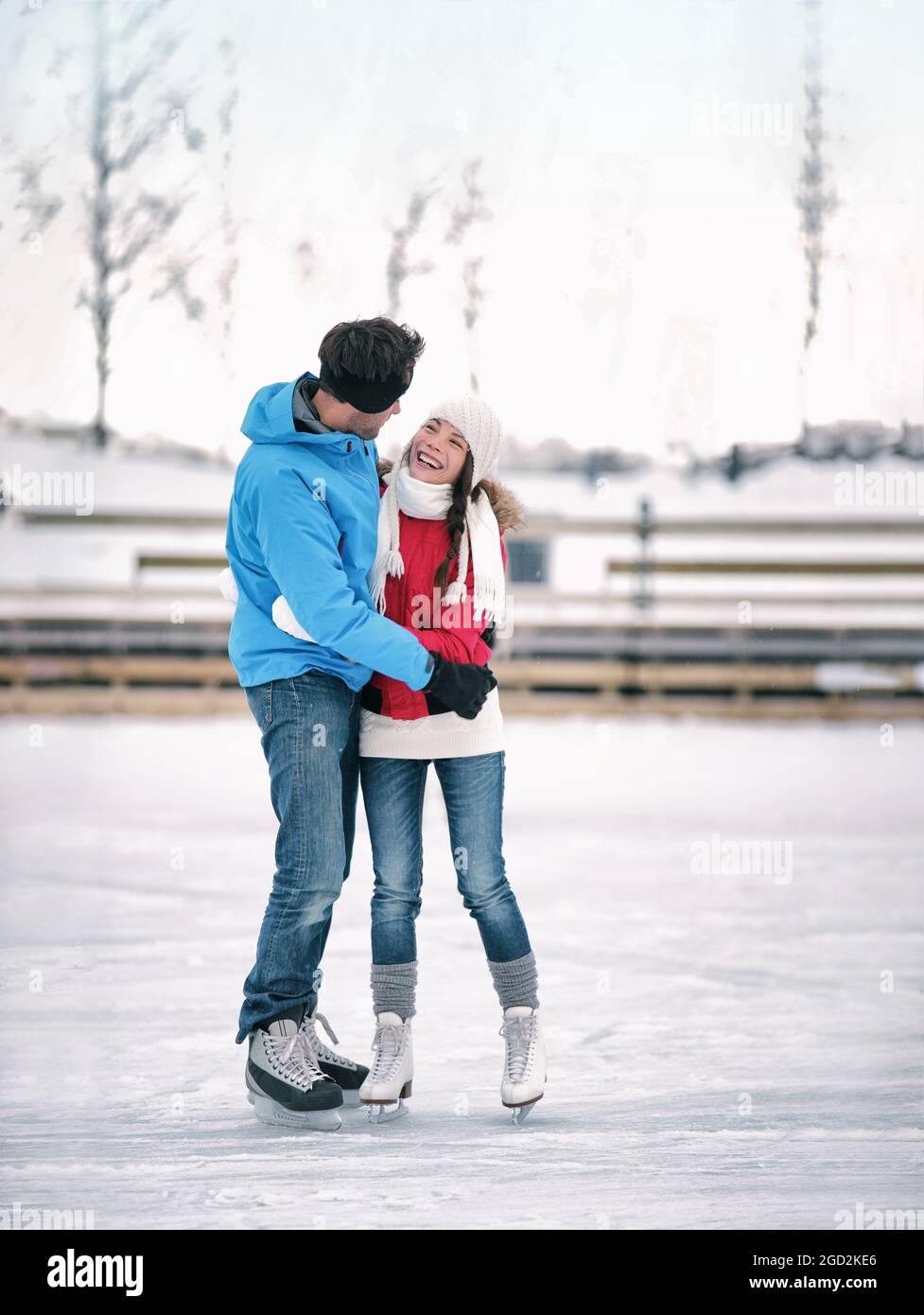 Eislaufen Winteraktivitäten Paar in der Liebe mit Spaß zu lernen, Eiskunstlauf auf der Eisbahn mit Verleih Schlittschuhe. Junge Skater romantisch im Freien Stockfoto