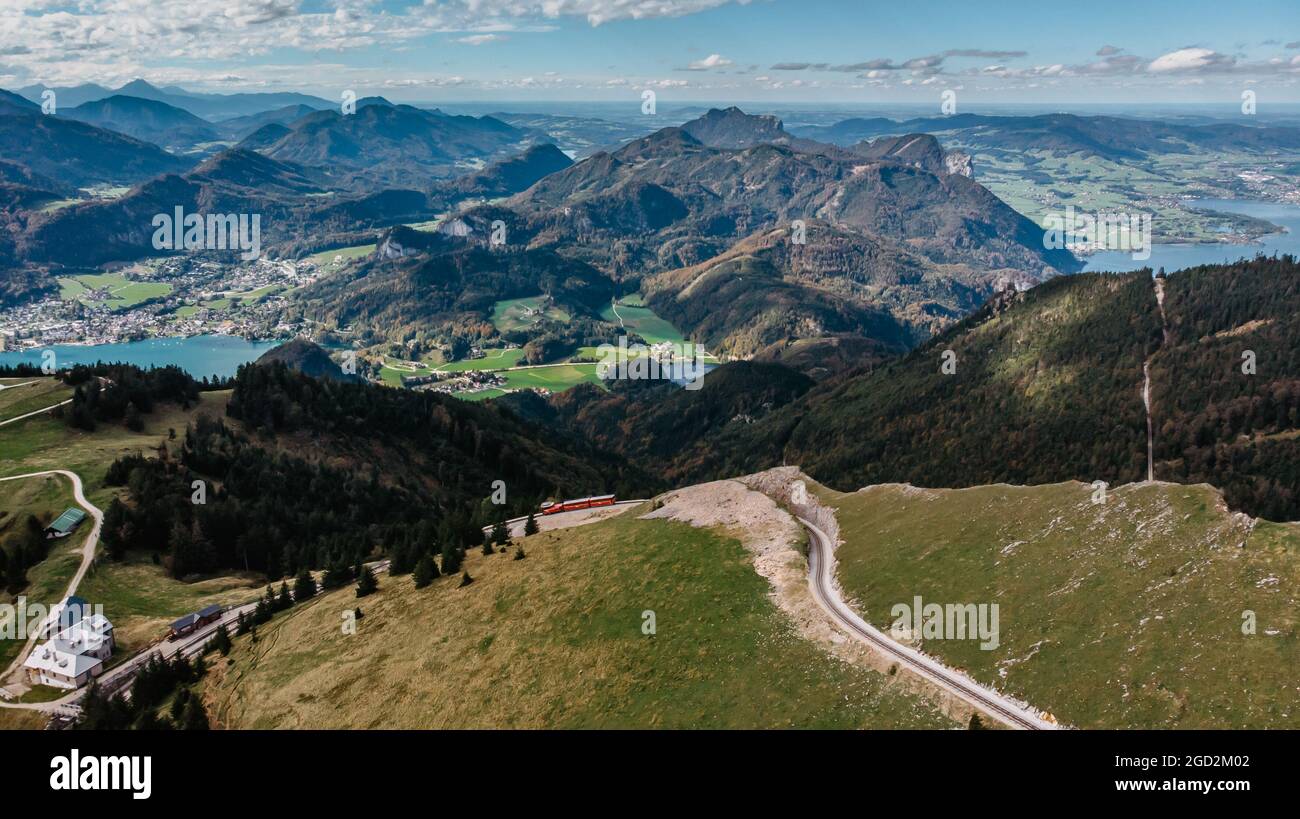 SchafbergBahn Zahnradbahn von St. Wolfgang auf den Schafberg, Österreich.Fahrt auf die Spitze der Alpen durch üppige Felder und grüne Wälder Stockfoto