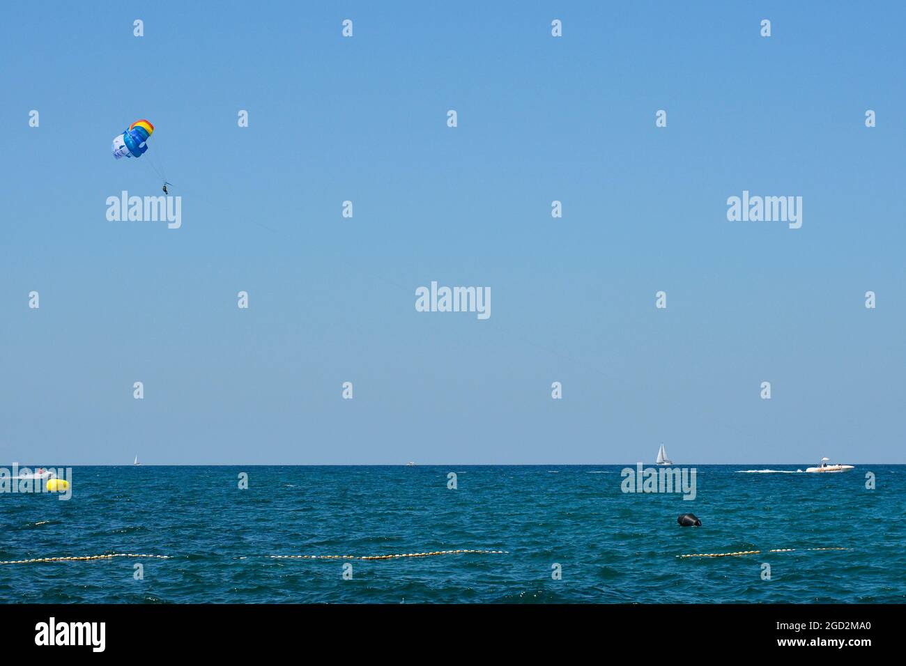 Ein Parascender oder Parasailer und ein Schnellboot vor der Adriaküste im Juli nördlich von Novigrad, Istrien, Kroatien Stockfoto
