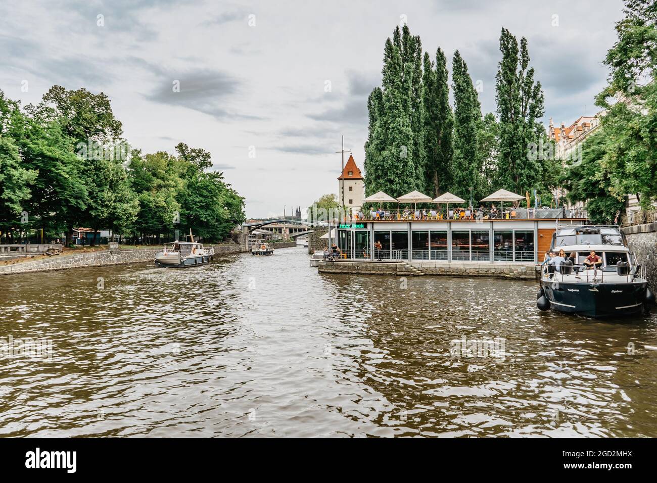 Prag, Tschechische Republik-August 4,2021.Jazz Dock Musikclub auf der Moldau, Touristenboote.Konzerte, Aufführungen, Live-Musik, entspannte Sommeratmosphäre Stockfoto