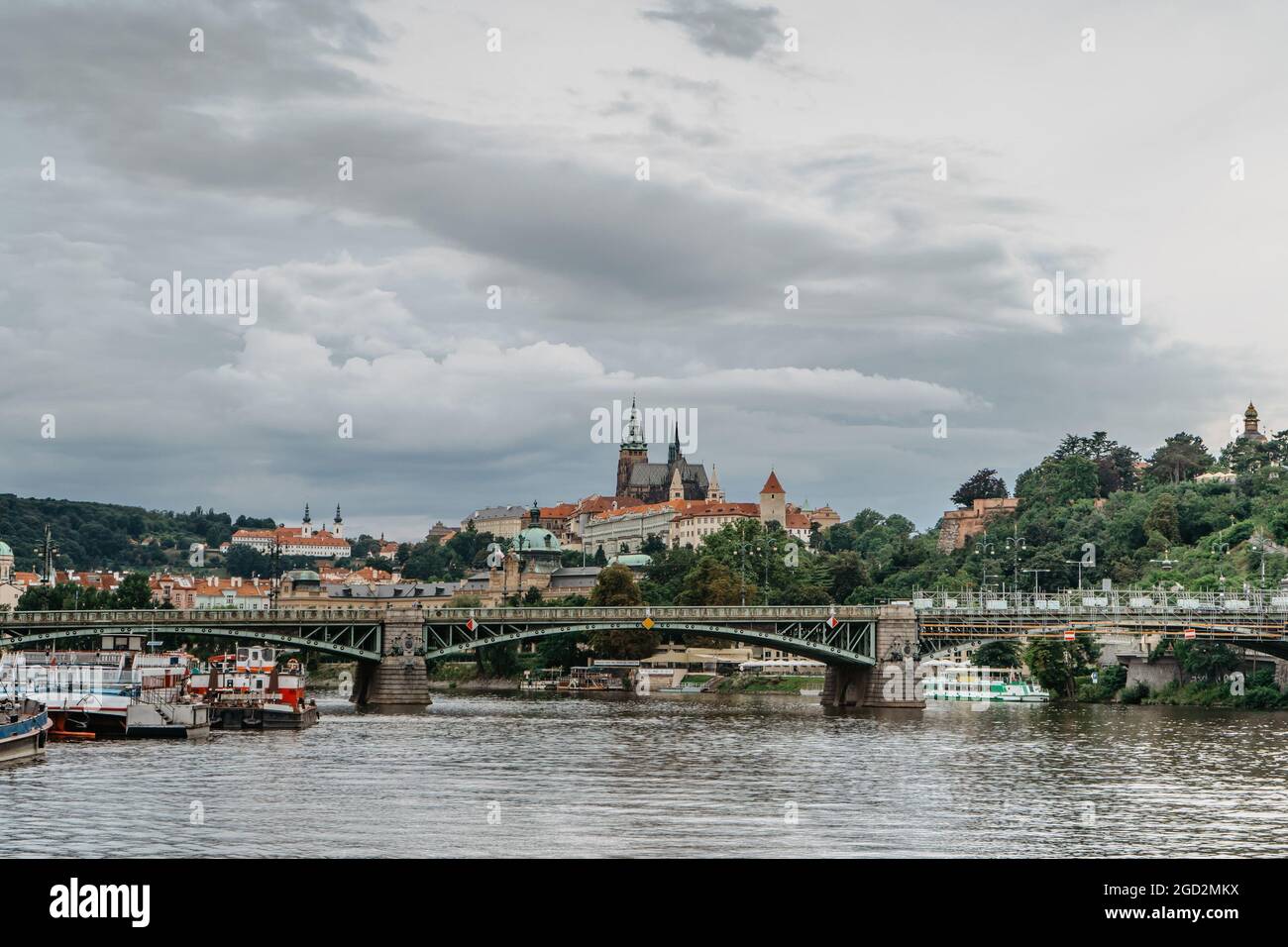 Malerisches Panorama der schönen Prager Burg, St.-Veits-Kathedrale, Cechuv-Brücke über die Moldau.berühmtes Touristenziel.Prager Panorama Stockfoto