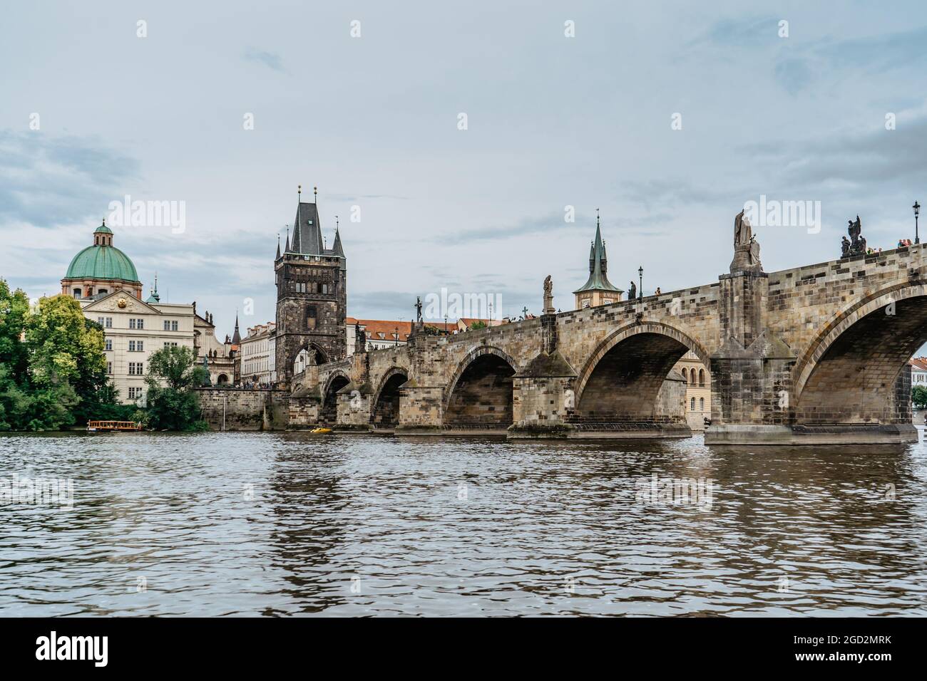 Karlsbrücke, Touristenboot auf der Moldau, Prag, Tschechische Republik. Gebäude und Wahrzeichen der Altstadt am Sommertag. Beeindruckender europäischer Stadtklanglauf Stockfoto