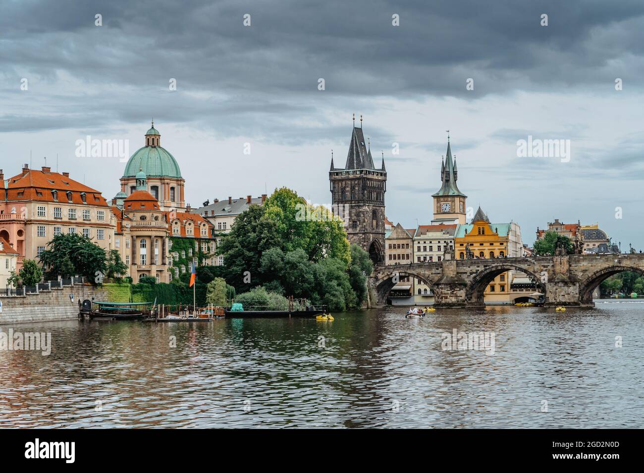 Karlsbrücke, Touristenboot auf der Moldau, Prag, Tschechische Republik. Gebäude und Wahrzeichen der Altstadt am Sommertag. Beeindruckender europäischer Stadtklanglauf. Stockfoto